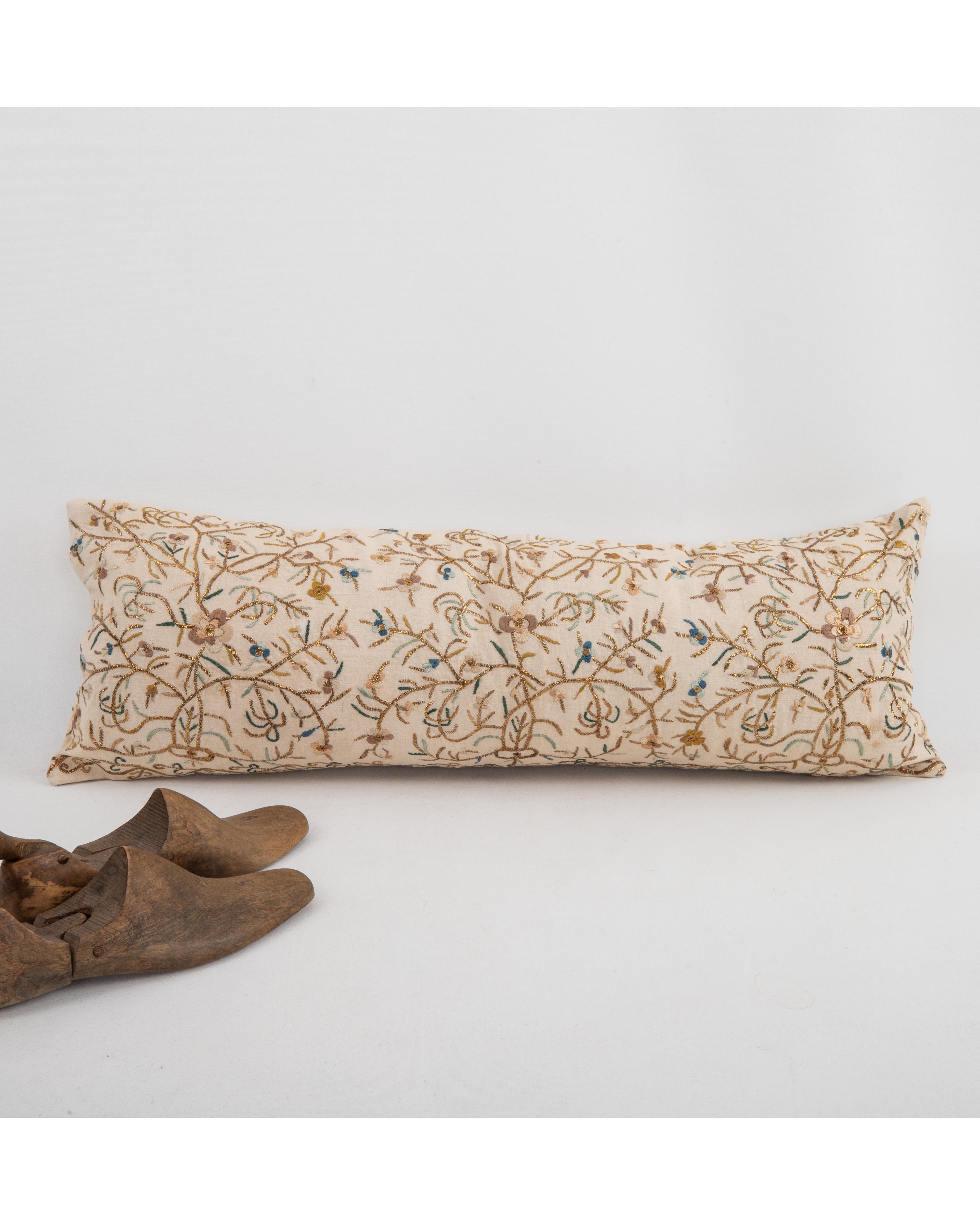 Taie d'oreiller réalisée à partir d'une broderie ottomane ancienne, Turquie État moyen - En vente à Istanbul, TR