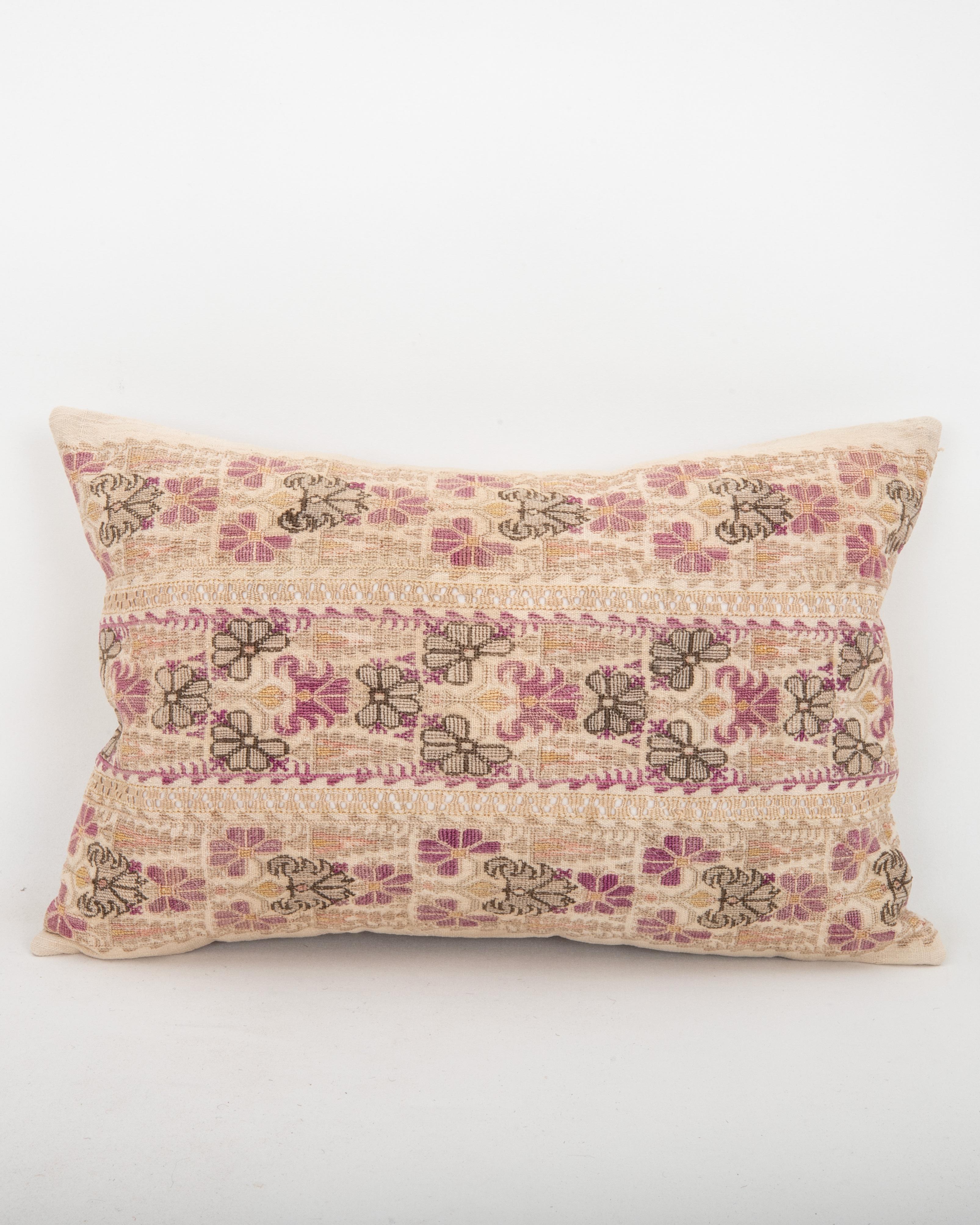 Il n'est pas livré avec un insert.
Du lin à l'arrière.
Fermeture à glissière.
Nettoyage à sec recommandé.
