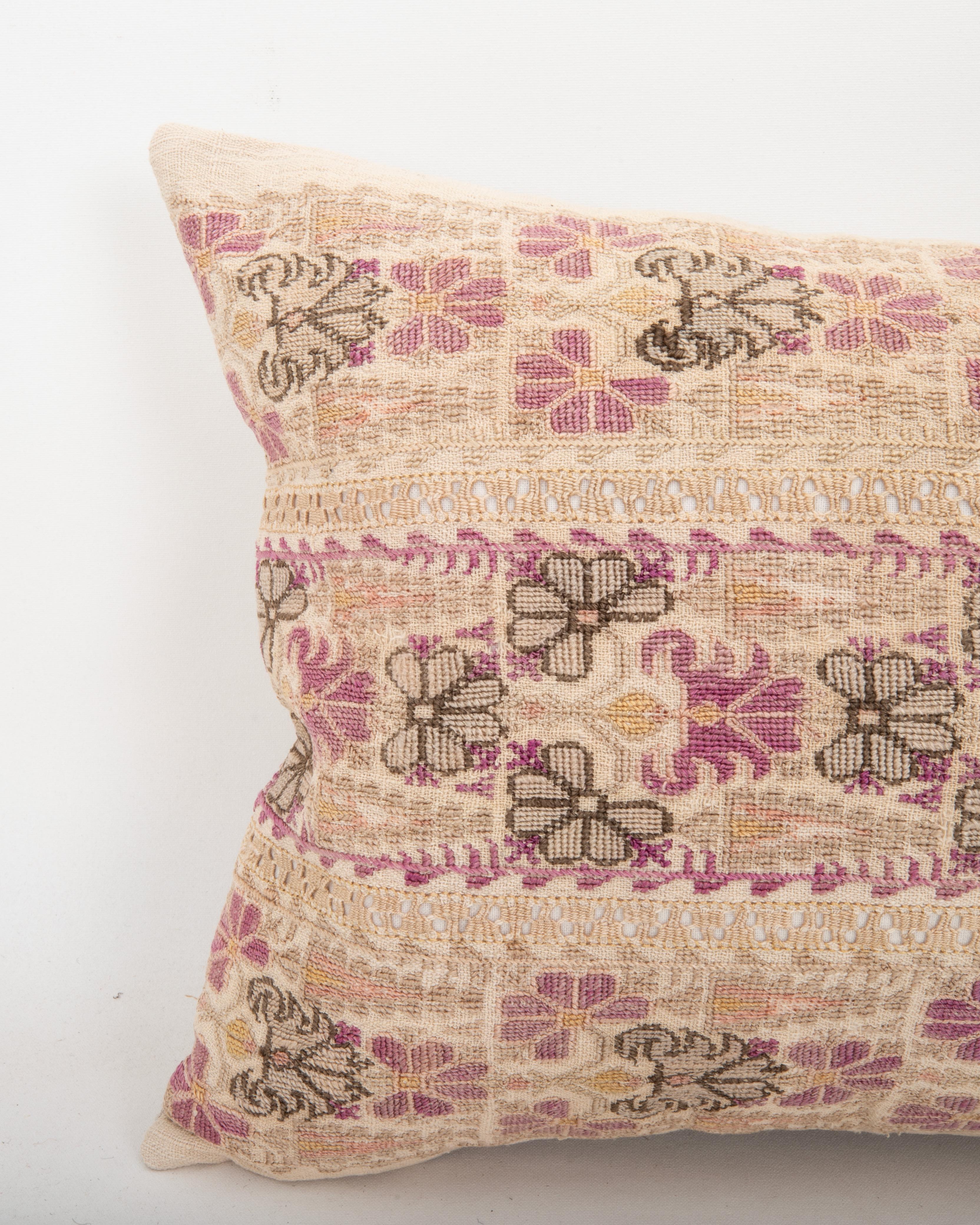 Suzani Taie d'oreiller réalisée à partir d'une ancienne broderie grecque ottomane, Turquie en vente