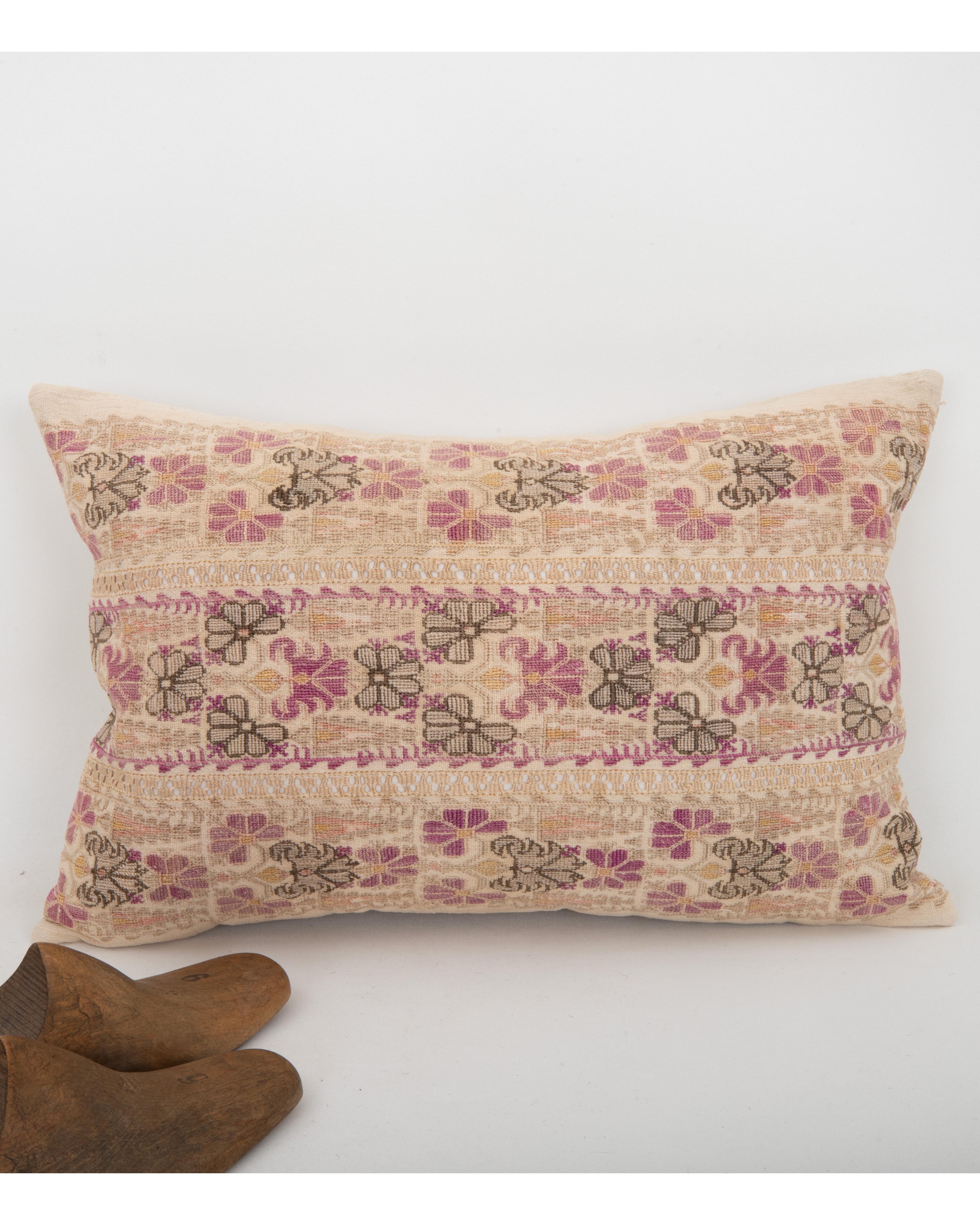 Brodé Taie d'oreiller réalisée à partir d'une ancienne broderie grecque ottomane, Turquie en vente