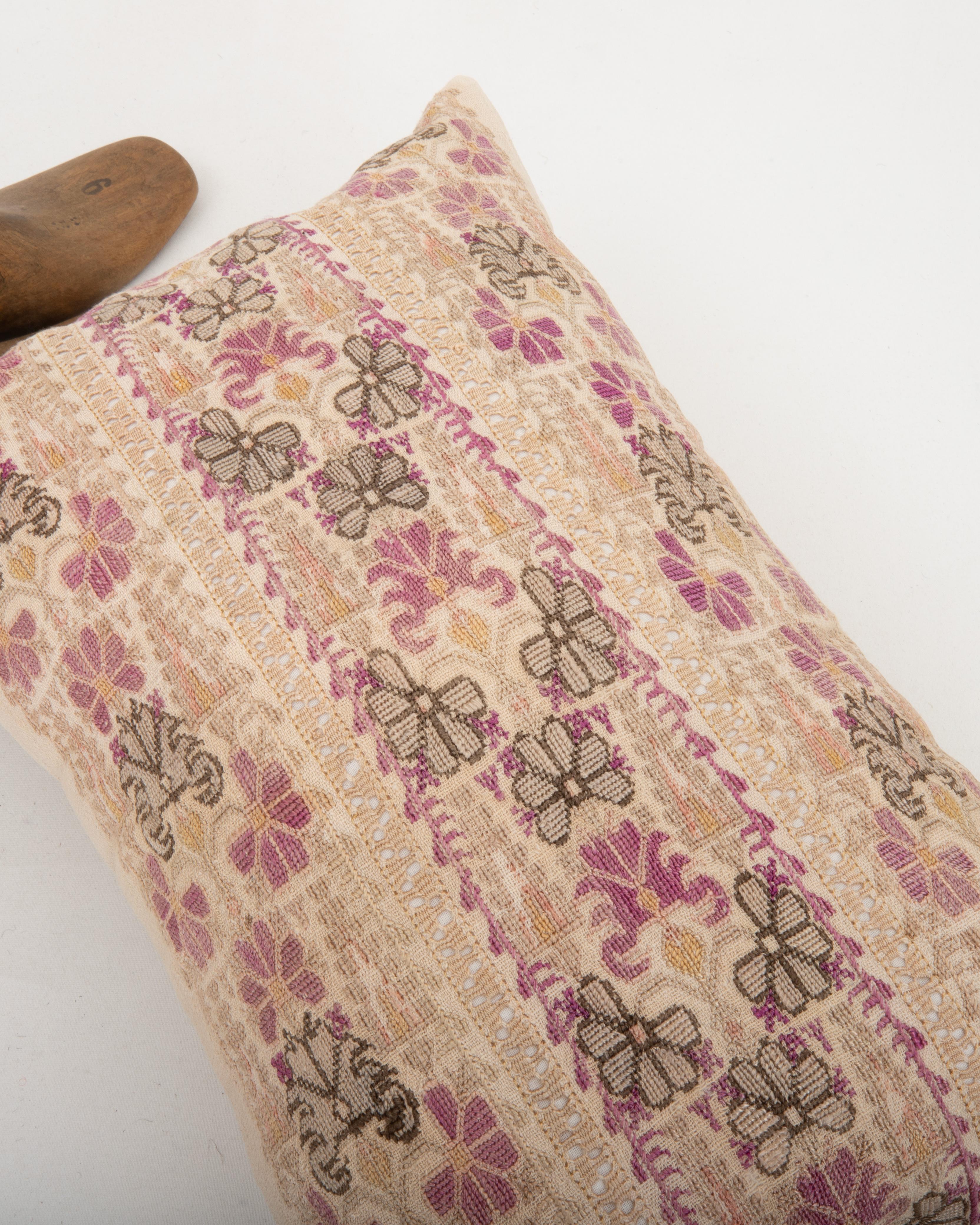 Taie d'oreiller réalisée à partir d'une ancienne broderie grecque ottomane, Turquie État moyen - En vente à Istanbul, TR