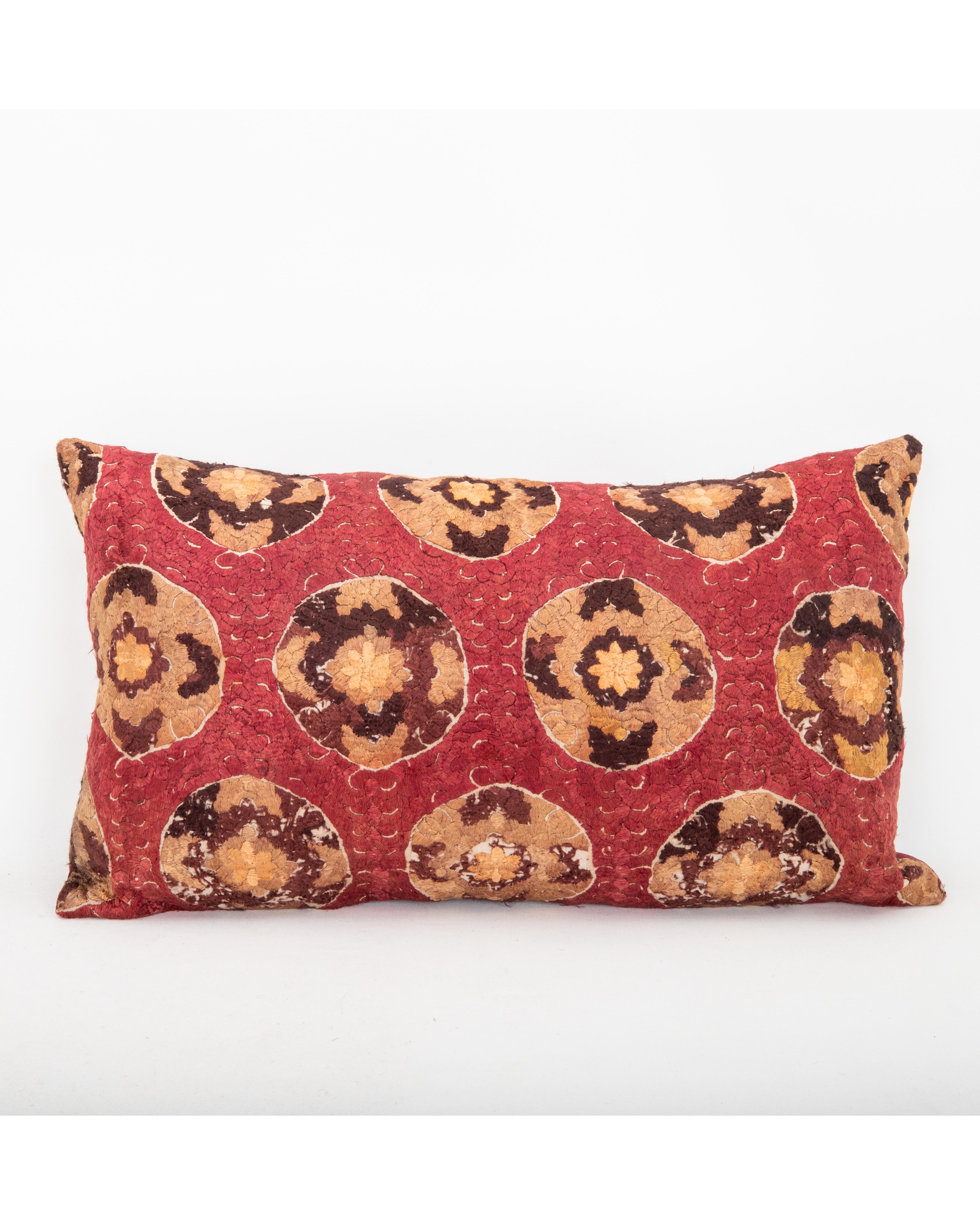 Il n'est pas livré avec un insert.
Du lin à l'arrière.
Fermeture à glissière.
Nettoyage à sec recommandé.
