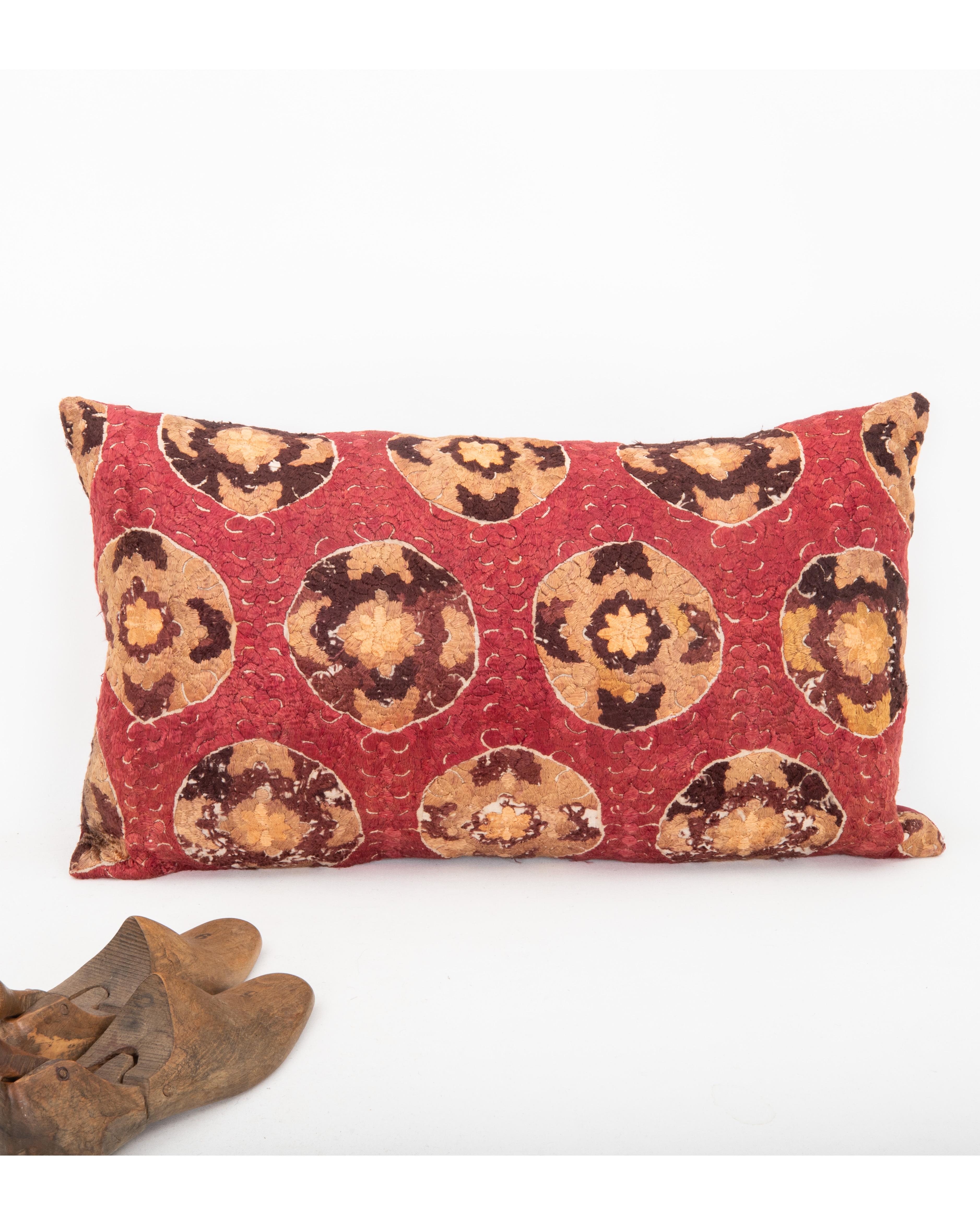 Suzani Taie d'oreiller fabriquée à partir d'une broderie ancienne de Rabat, Maroc en vente