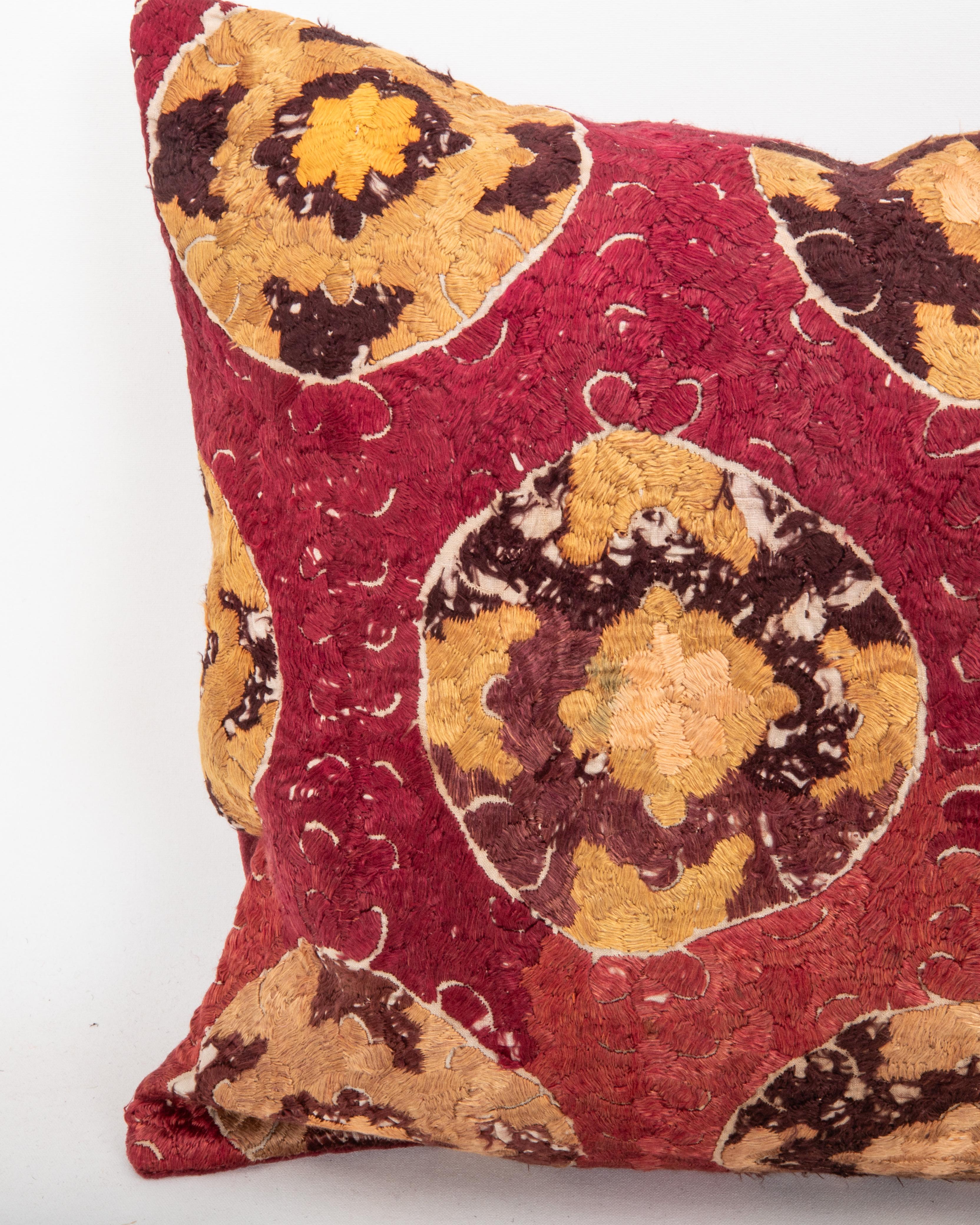 Suzani Taie d'oreiller fabriquée à partir d'une broderie ancienne de Rabat, Maroc en vente