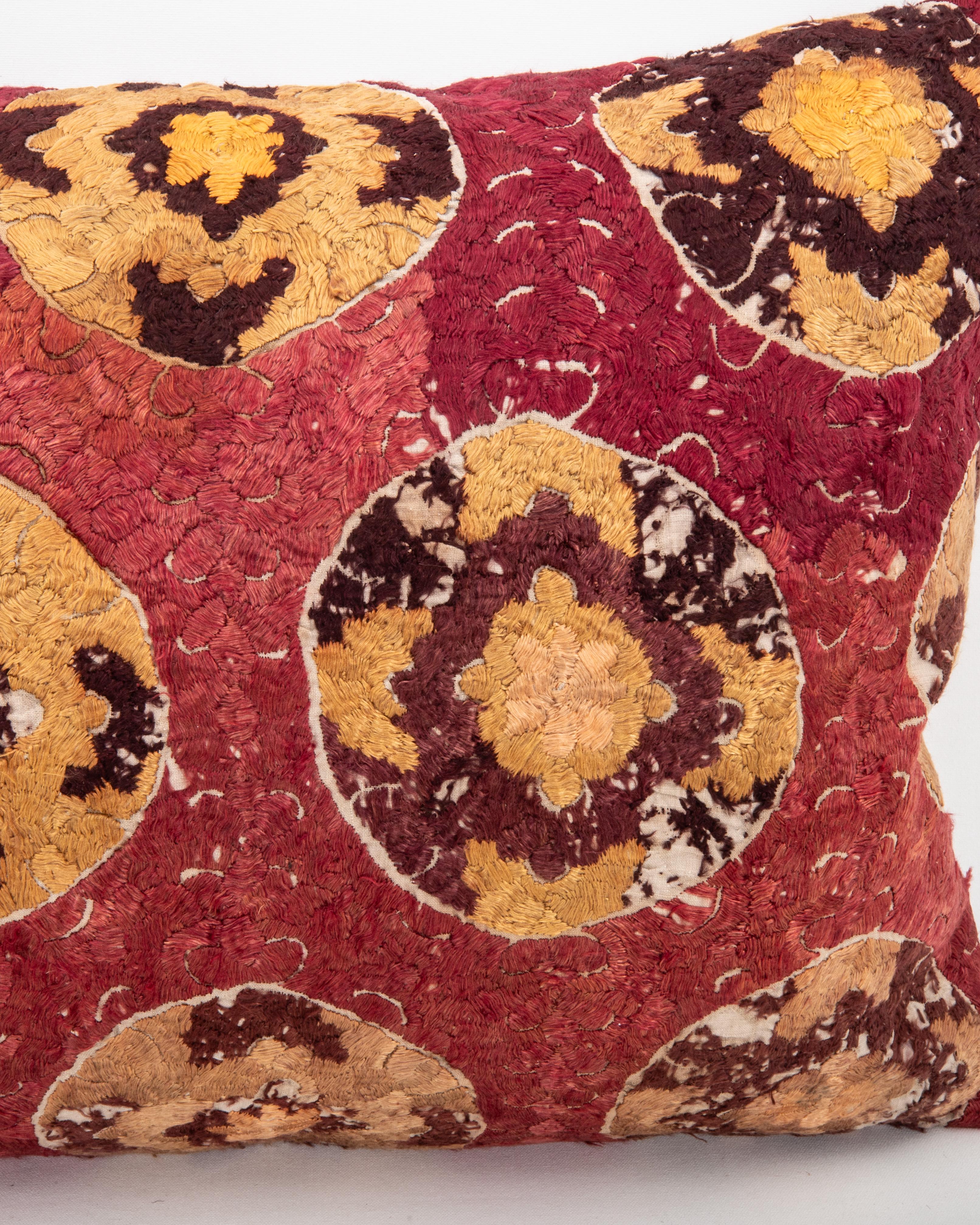 Marocain Taie d'oreiller fabriquée à partir d'une broderie ancienne de Rabat, Maroc en vente