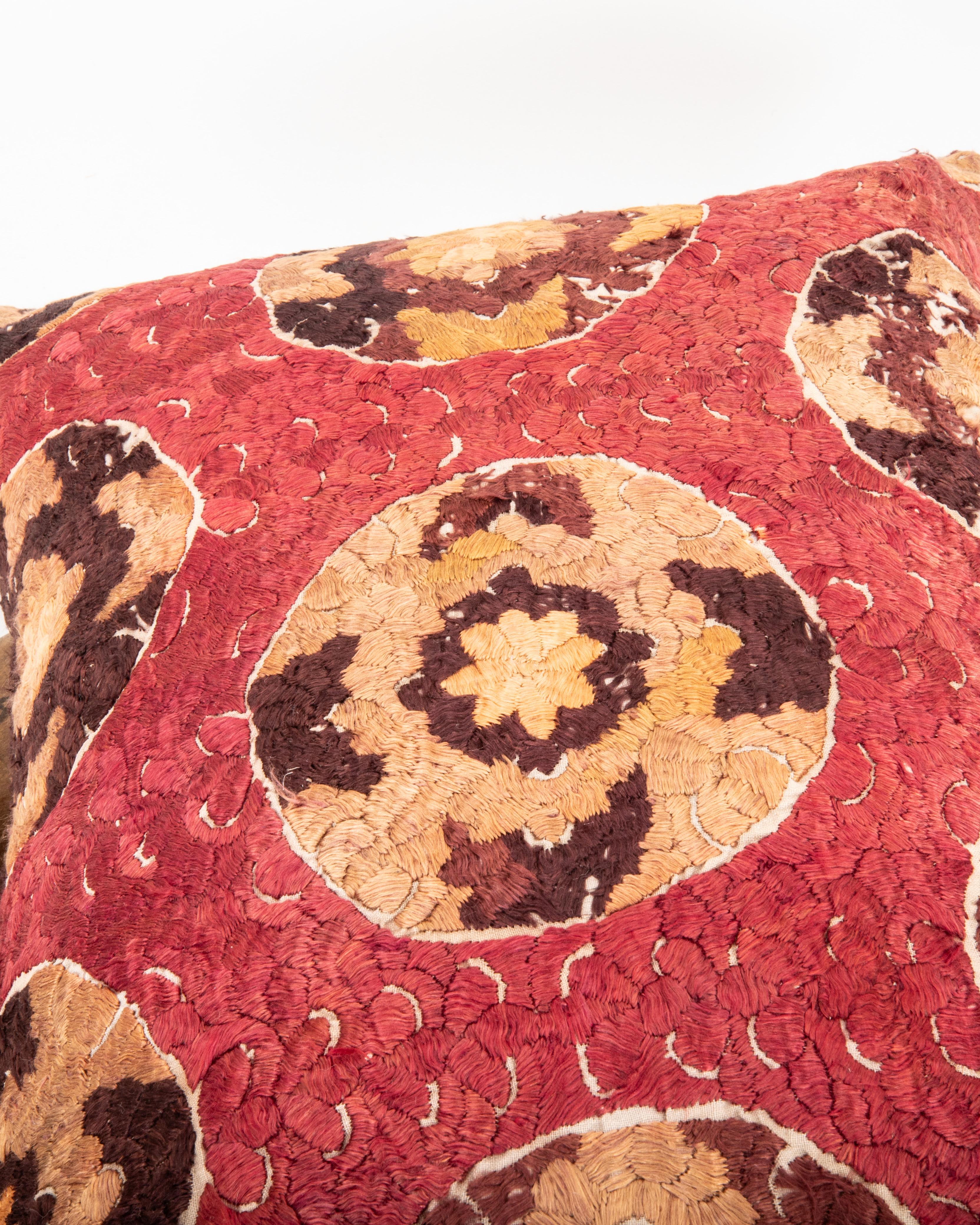 Brodé Taie d'oreiller fabriquée à partir d'une broderie ancienne de Rabat, Maroc en vente