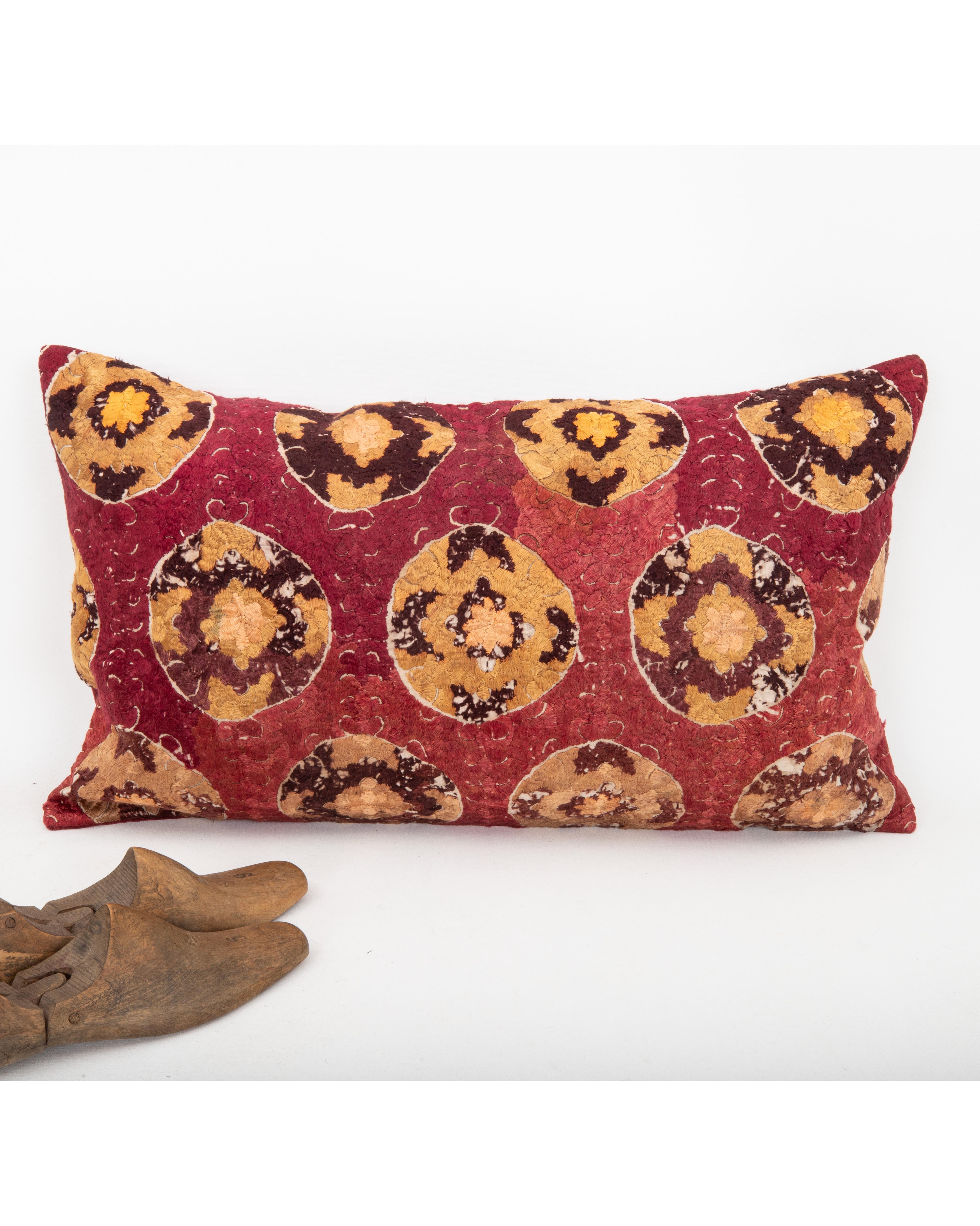 Brodé Taie d'oreiller fabriquée à partir d'une broderie ancienne de Rabat, Maroc en vente