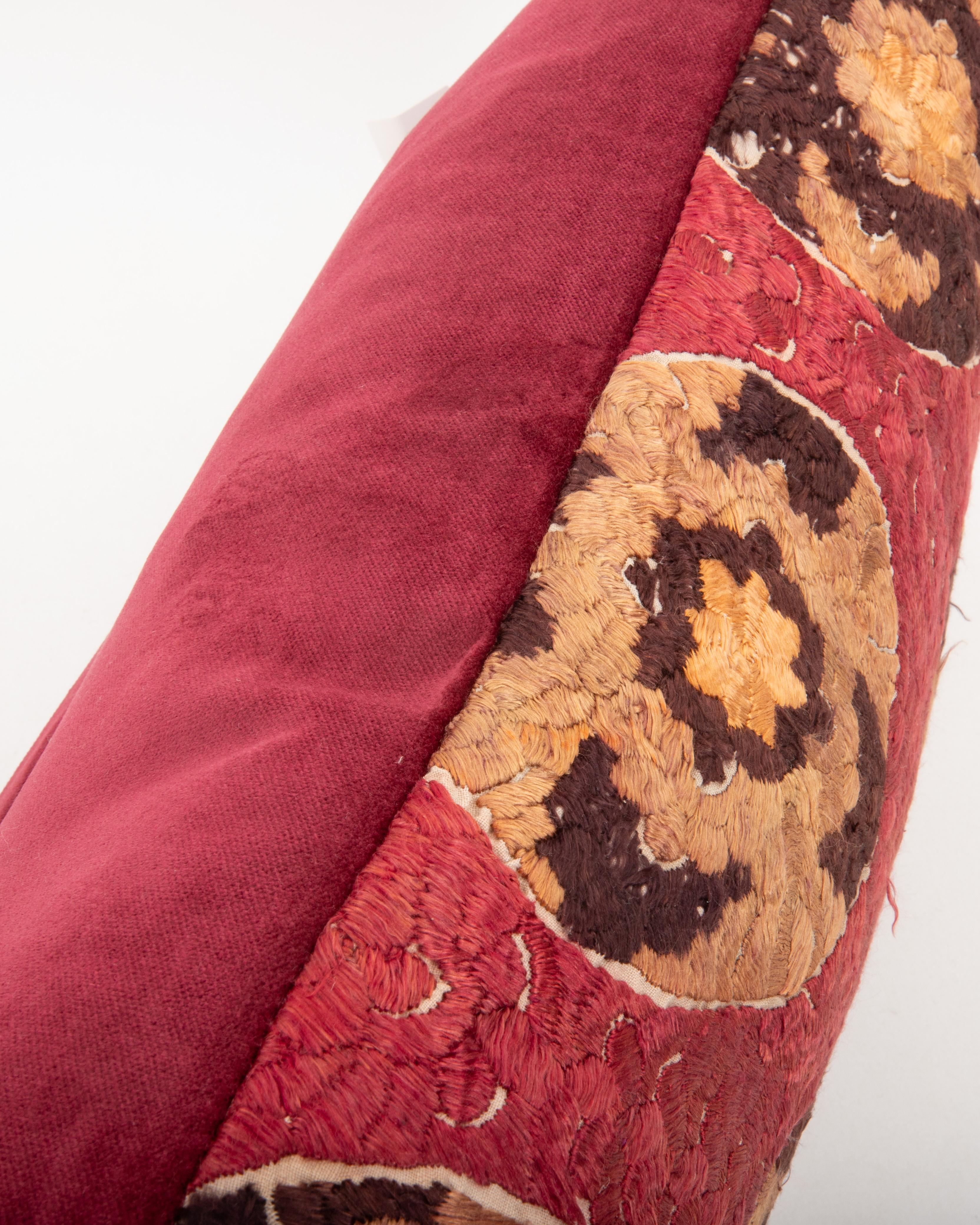 Taie d'oreiller fabriquée à partir d'une broderie ancienne de Rabat, Maroc État moyen - En vente à Istanbul, TR