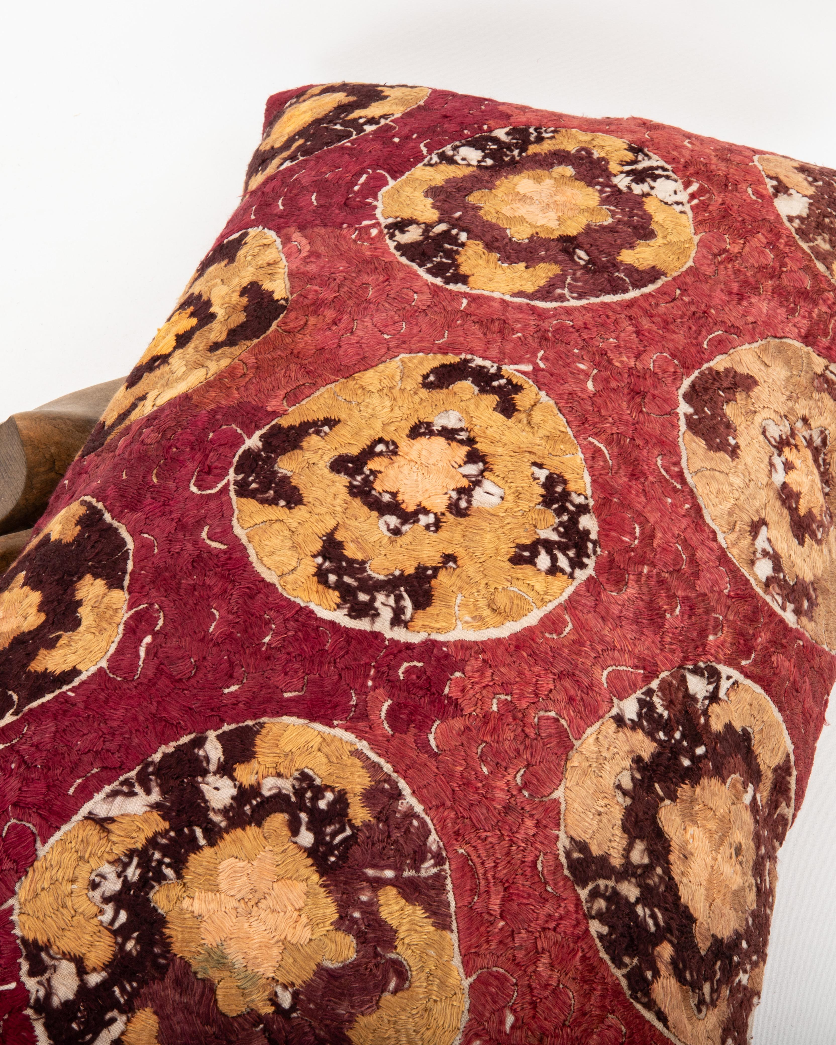 Taie d'oreiller fabriquée à partir d'une broderie ancienne de Rabat, Maroc État moyen - En vente à Istanbul, TR