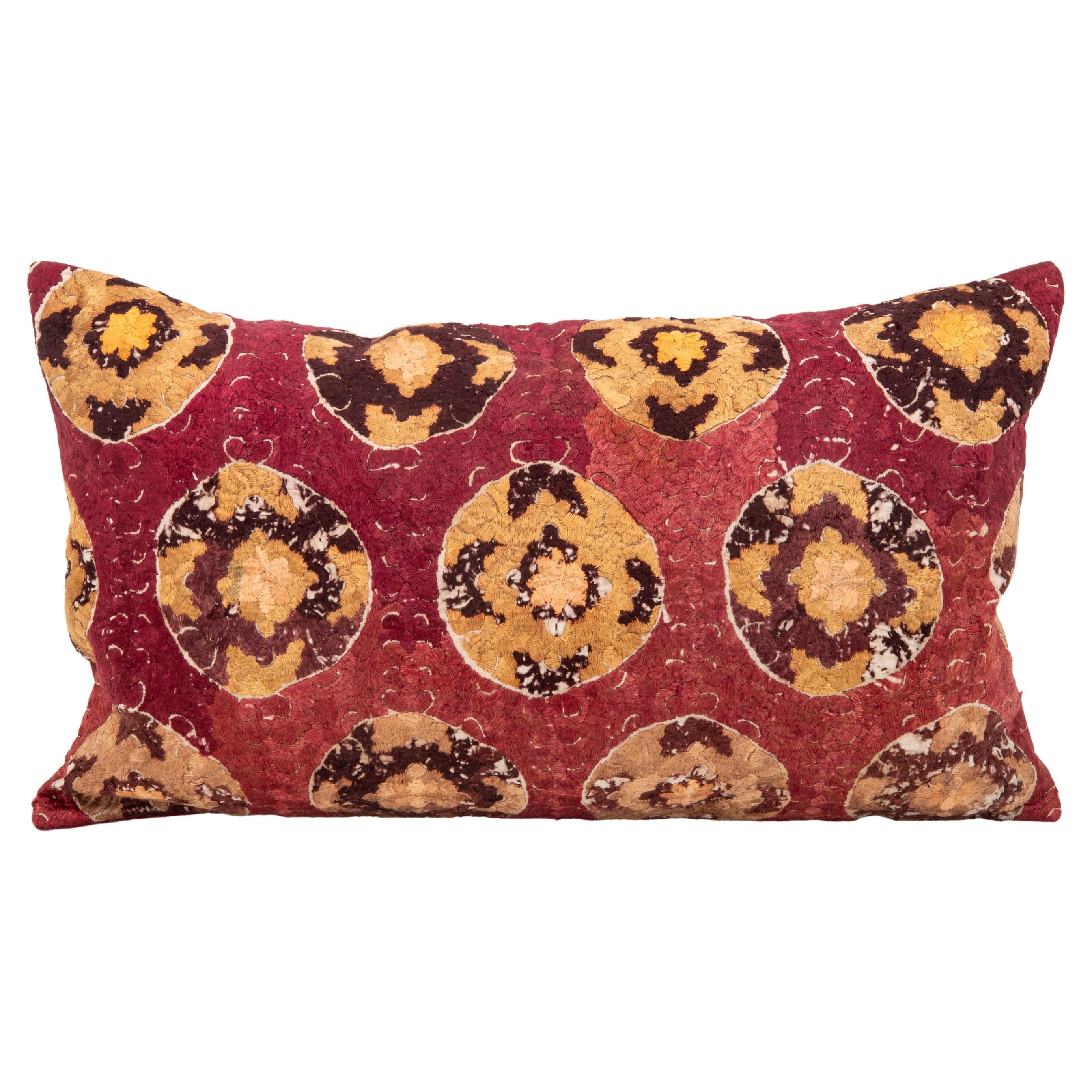 Taie d'oreiller fabriquée à partir d'une broderie ancienne de Rabat, Maroc en vente