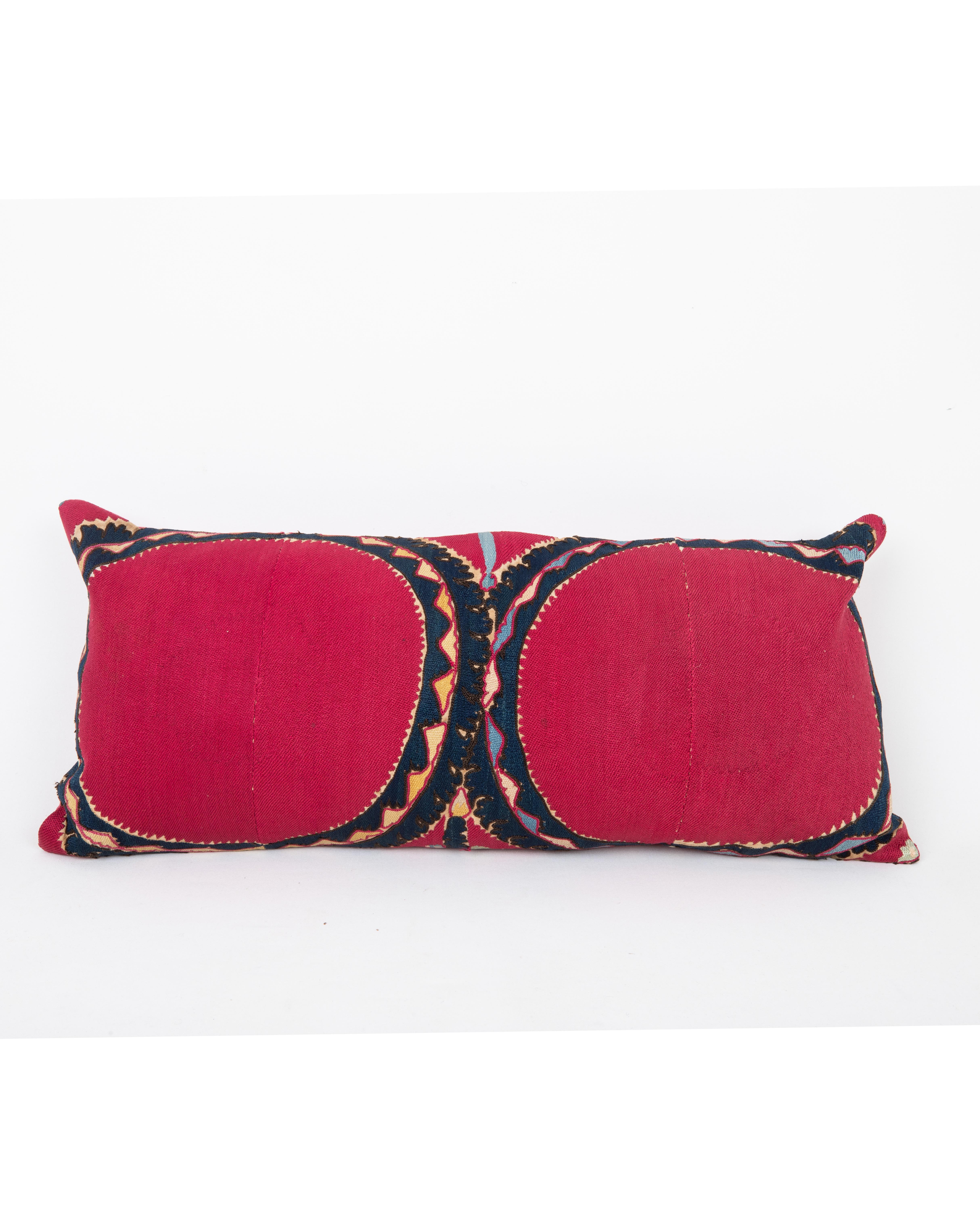 Ein Einsatz ist nicht im Lieferumfang enthalten.
Leinen im Rücken.
Verschluss mit Reißverschluss.
Chemische Reinigung empfohlen.

Diese  Das Kissen wurde aus einem antiken Suzani aus Taschkent gefertigt, der sich durch seinen tiefroten Grund und das