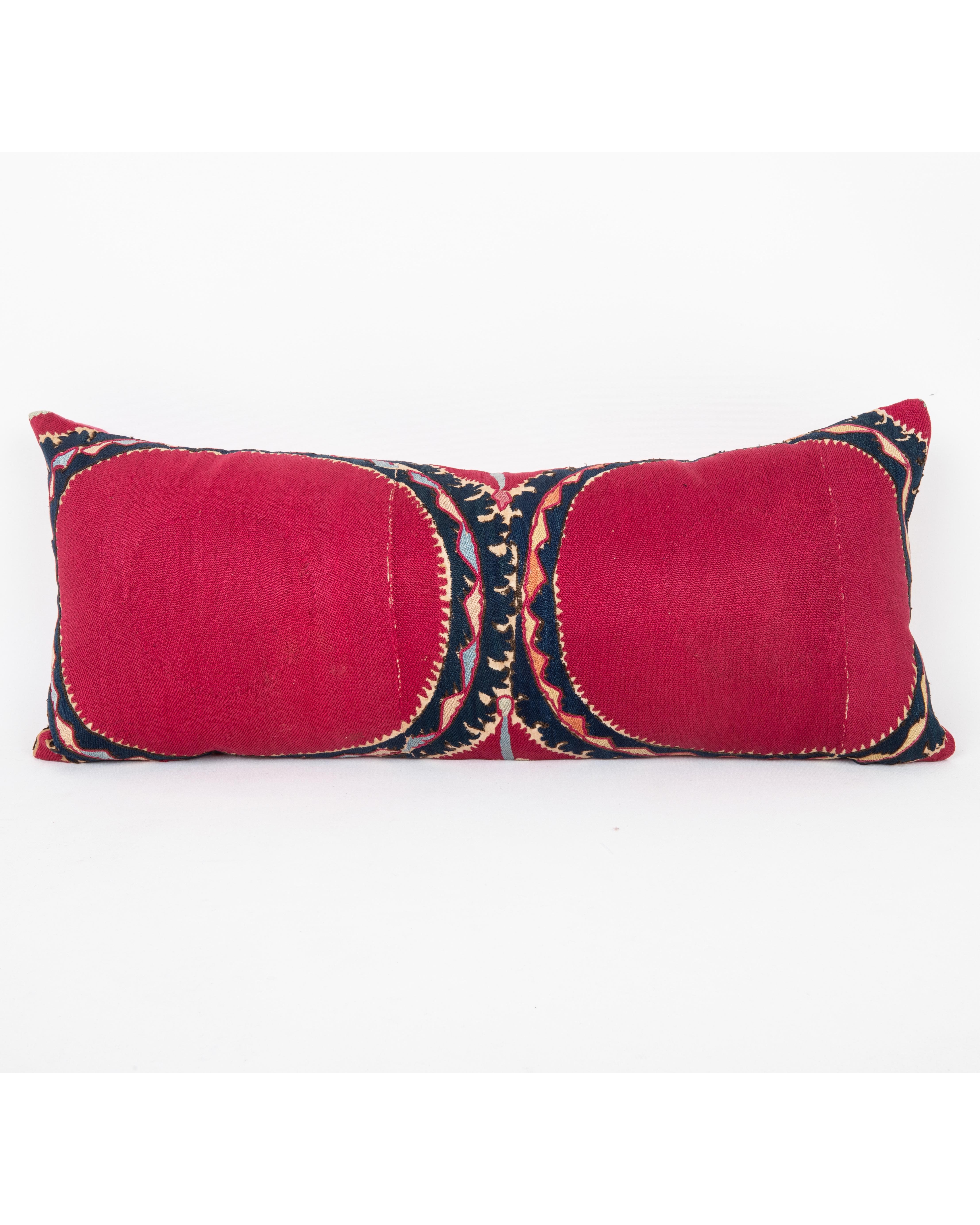 Ein Einsatz ist nicht im Lieferumfang enthalten.
Leinen im Rücken.
Verschluss mit Reißverschluss.
Chemische Reinigung empfohlen.

Diese  Das Kissen wurde aus einem antiken Suzani aus Taschkent gefertigt, der sich durch seinen tiefroten Grund und das