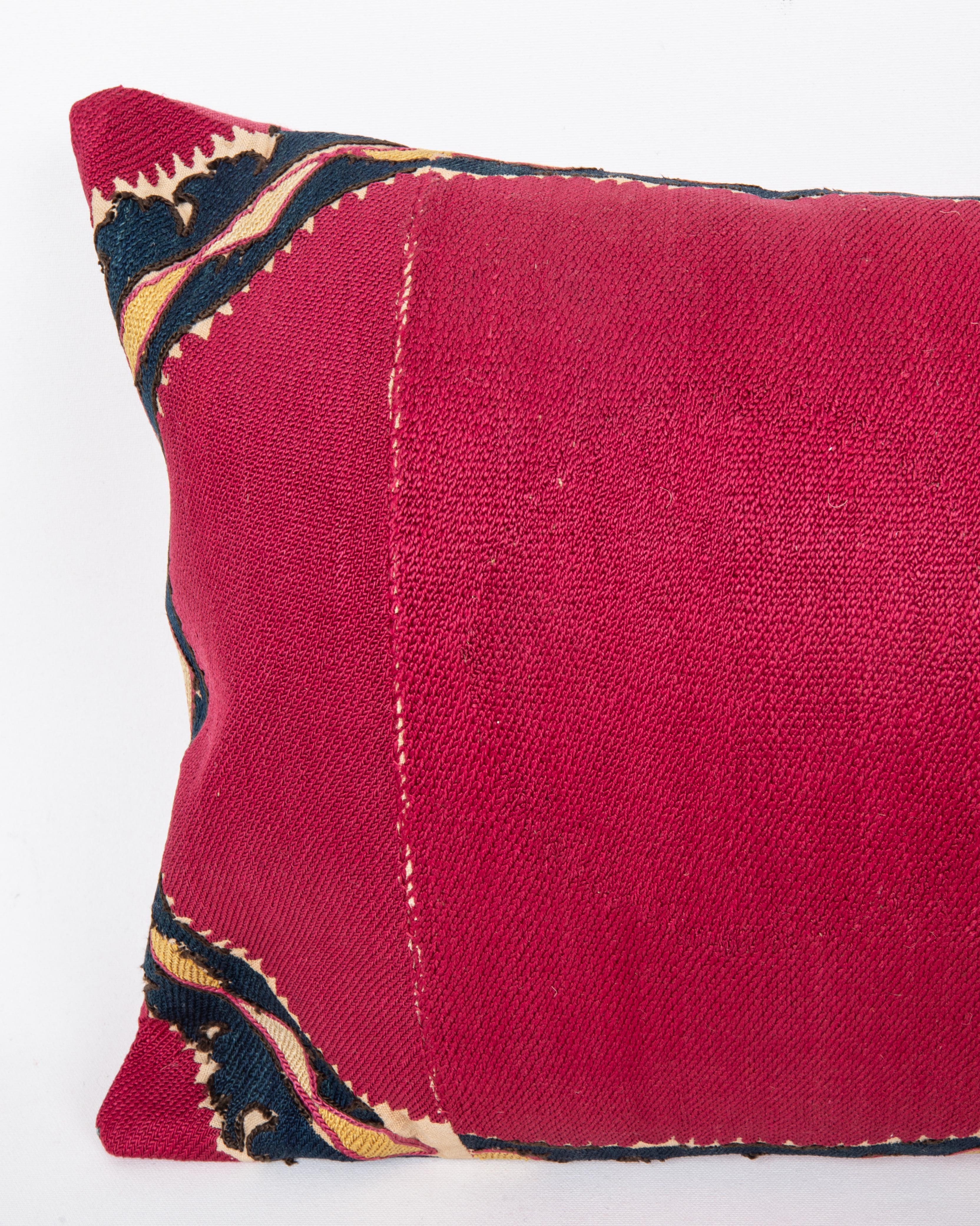 Kissenbezug aus einem antiken Suzani aus Taschkent, Usbekistan (Usbekisch) im Angebot