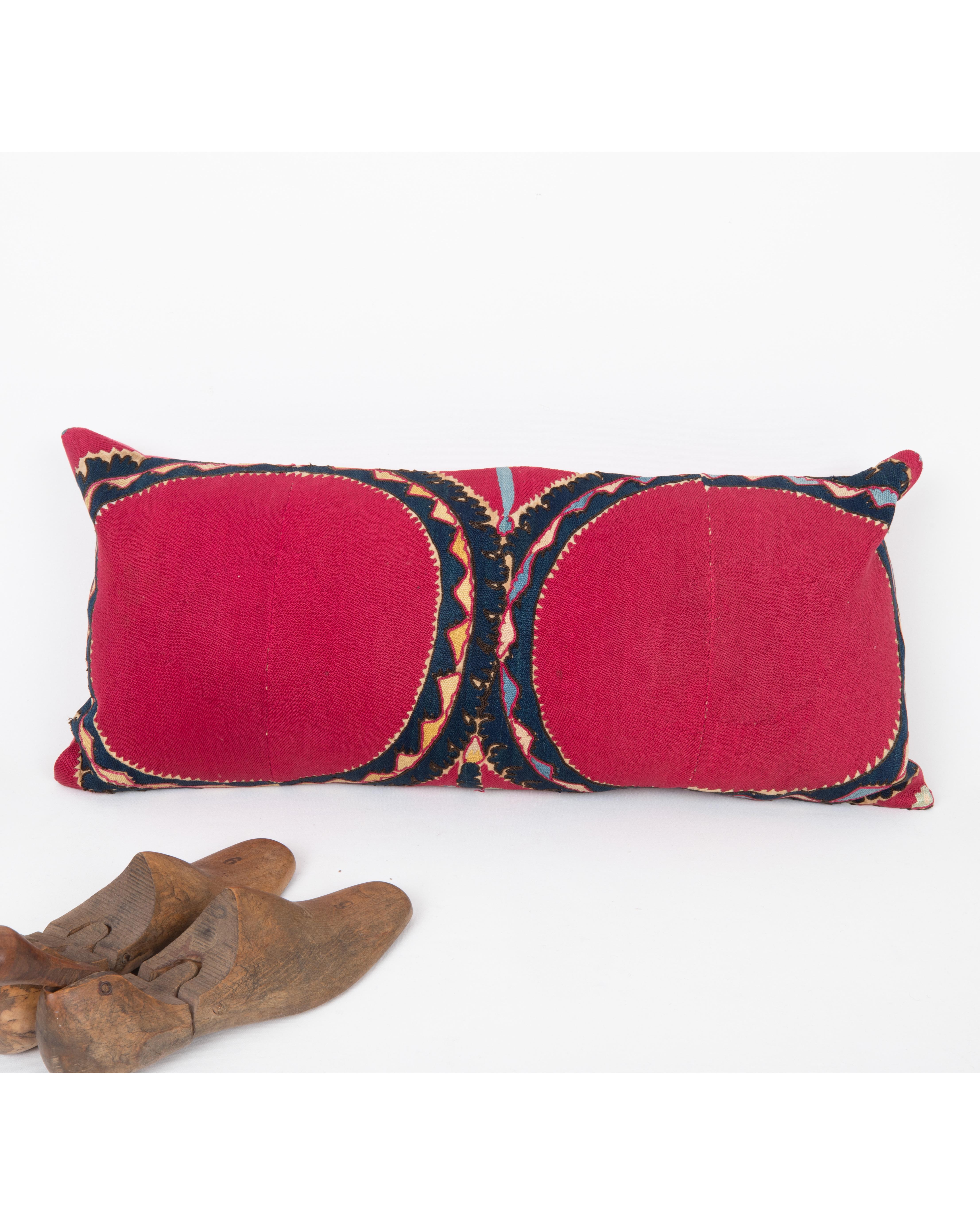 Kissenbezug aus einem antiken Suzani aus Taschkent, Usbekistan (Usbekisch) im Angebot