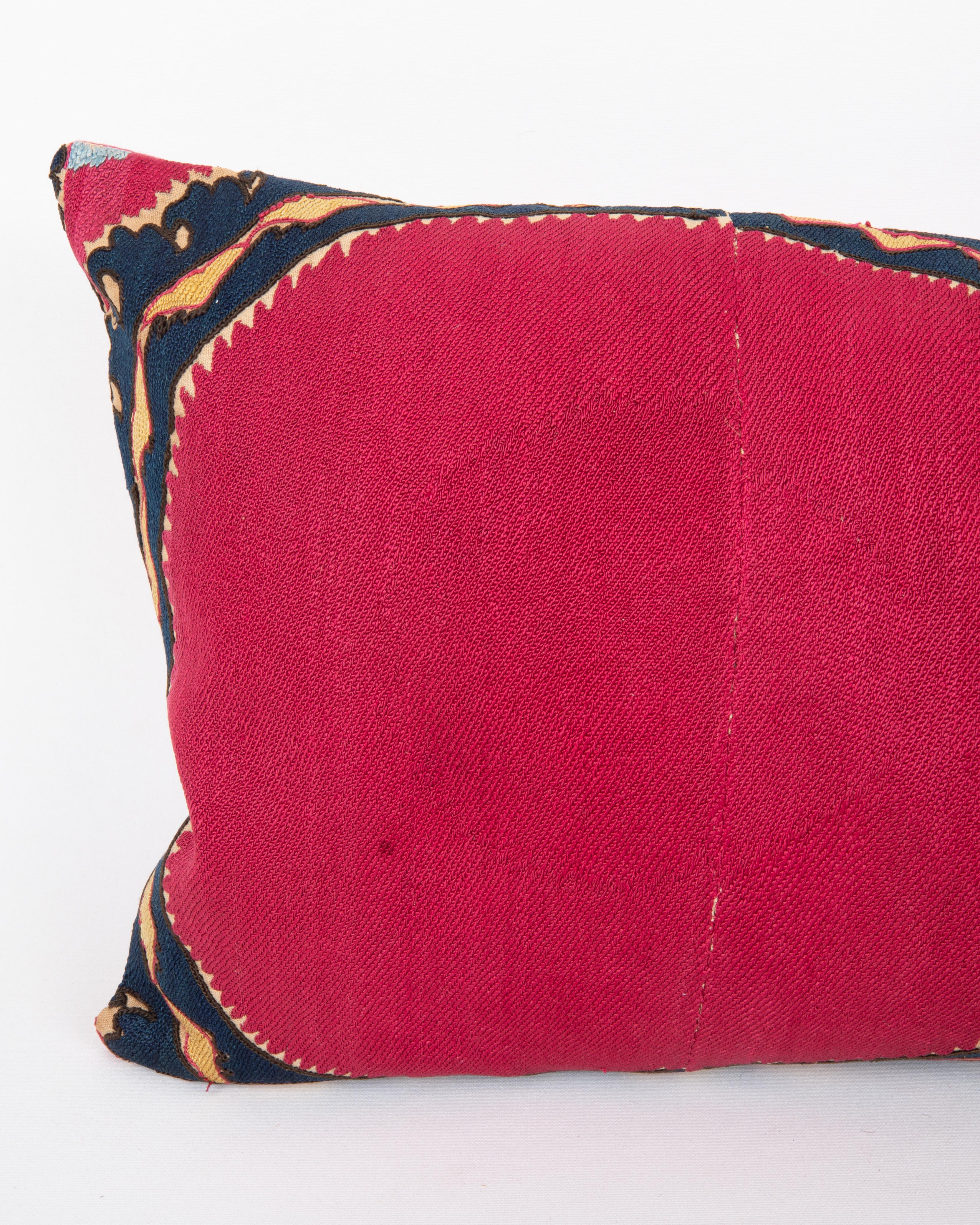 Kissenbezug aus einem antiken Suzani aus Taschkent, Usbekistan (Usbekisch) im Angebot