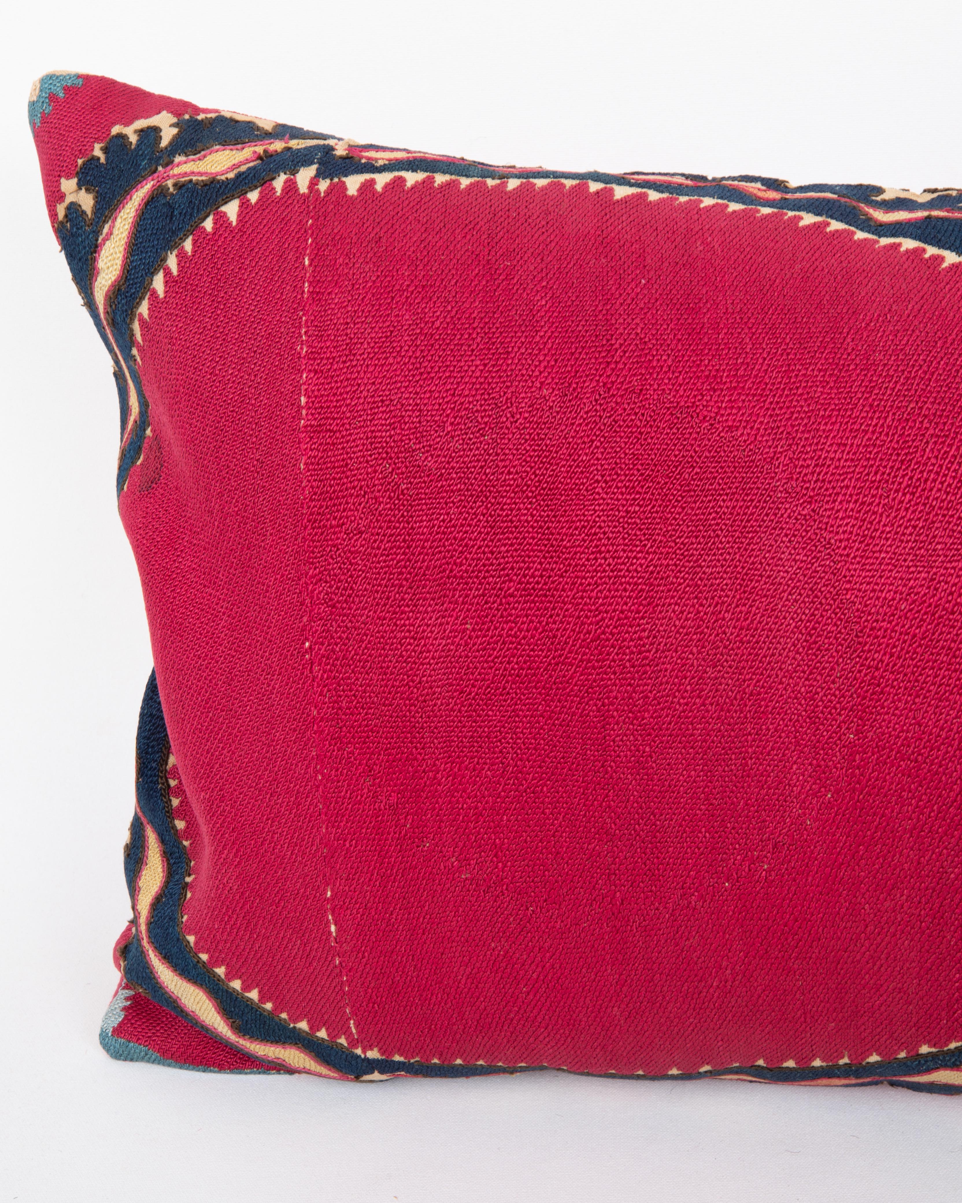 Kissenbezug aus einem antiken Suzani aus Taschkent, Usbekistan (Usbekisch) im Angebot