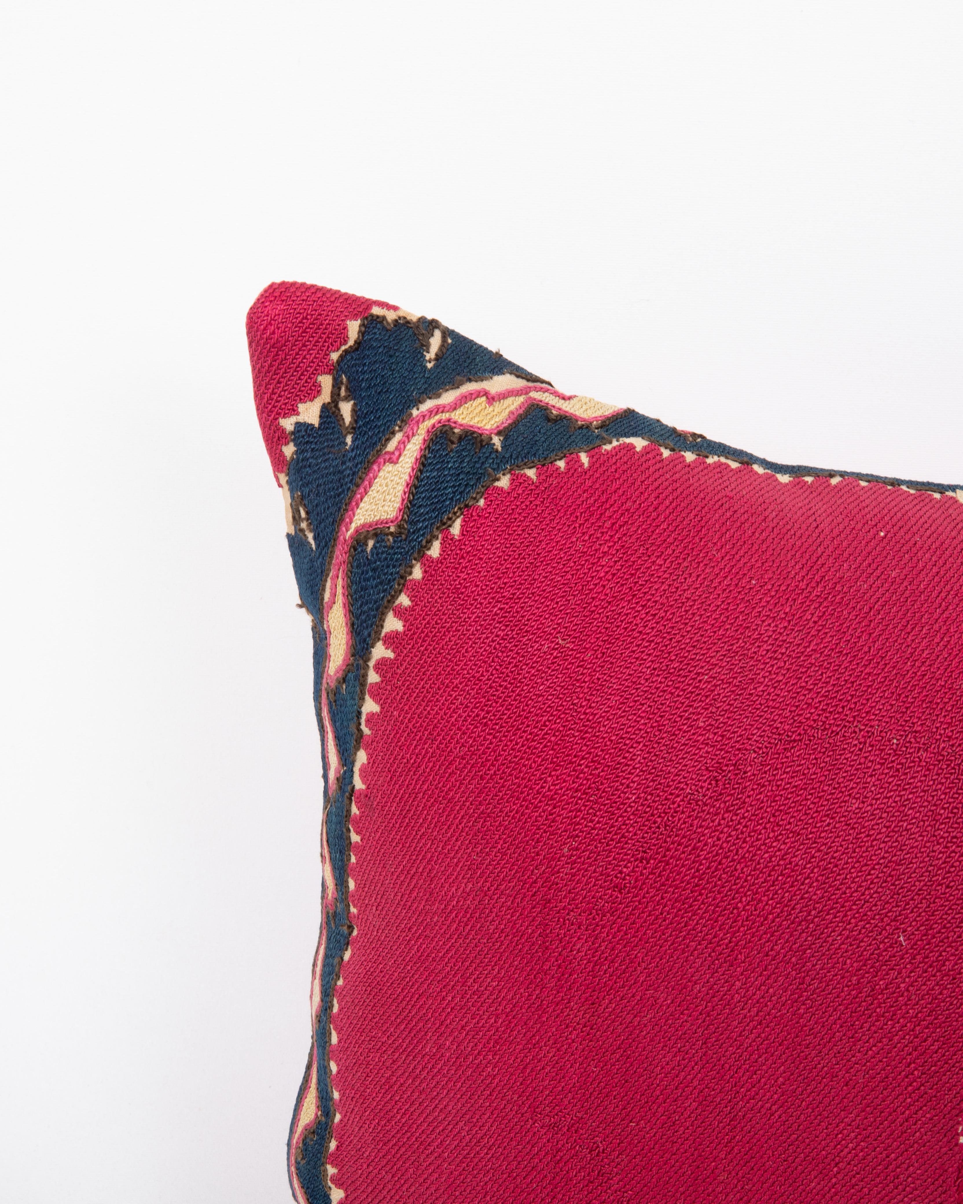 Kissenbezug aus einem antiken Suzani aus Taschkent, Usbekistan (Usbekisch) im Angebot