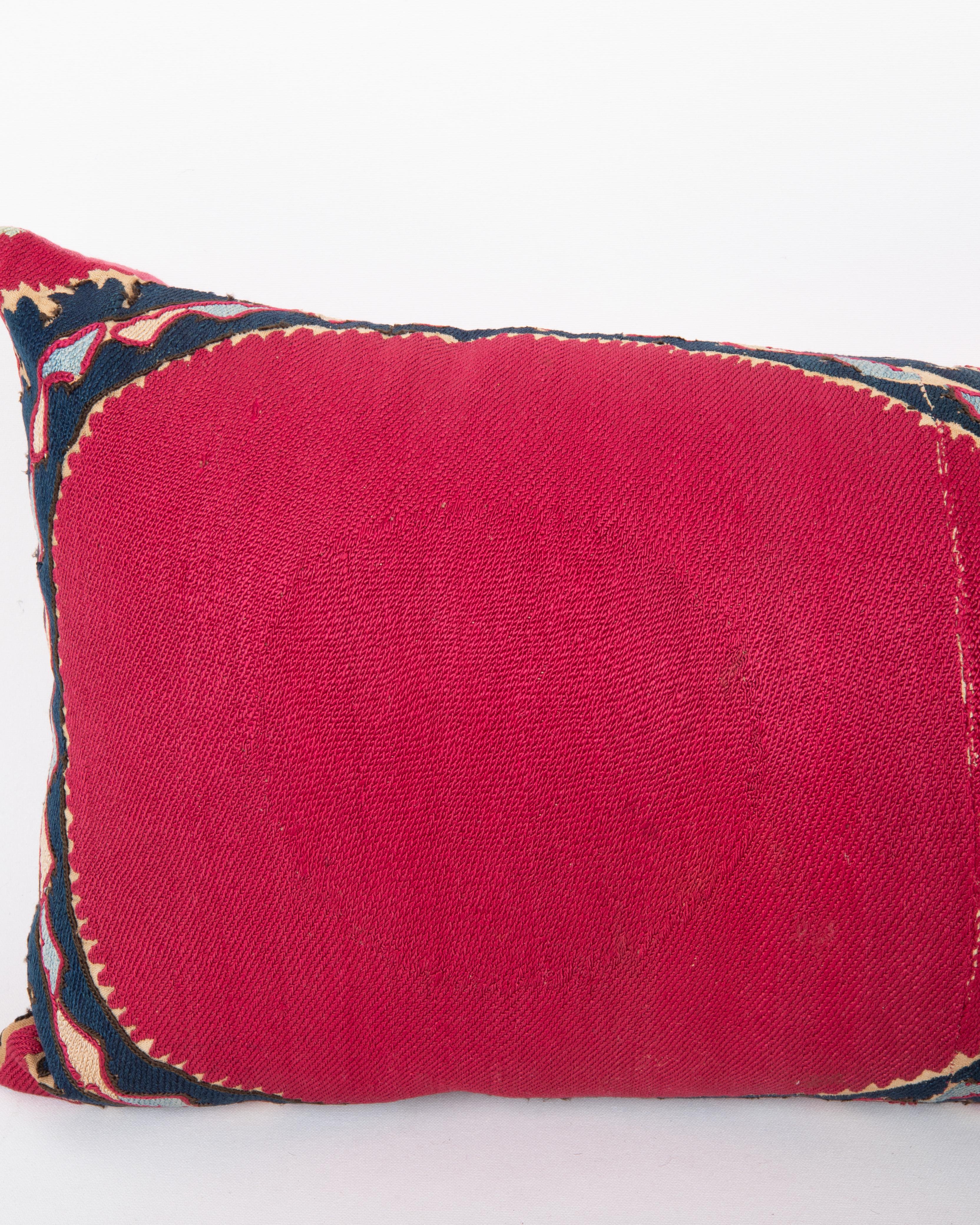 Kissenbezug aus einem antiken Suzani aus Taschkent, Usbekistan (Usbekisch) im Angebot