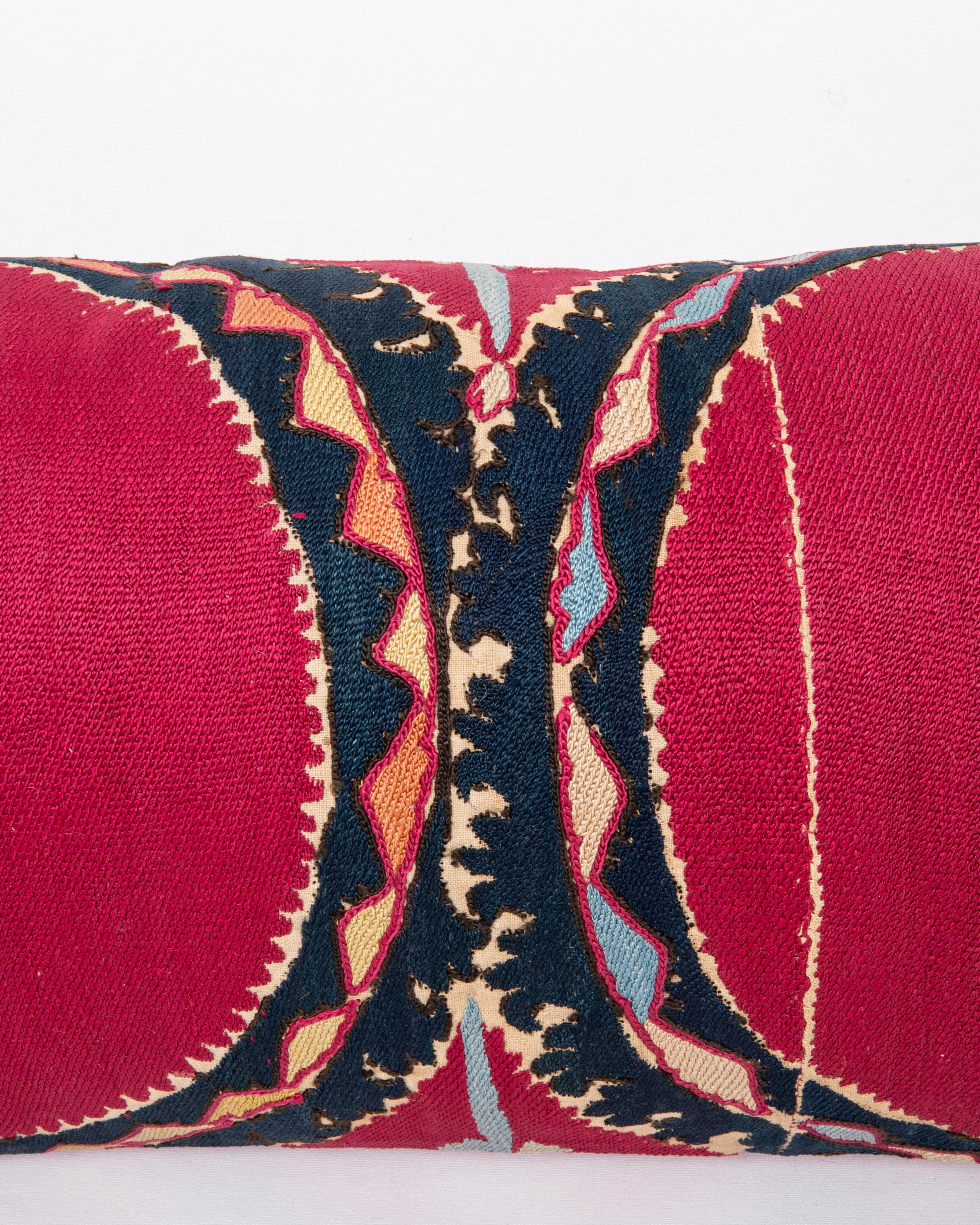 Kissenbezug aus einem antiken Suzani aus Taschkent, Usbekistan (Bestickt) im Angebot