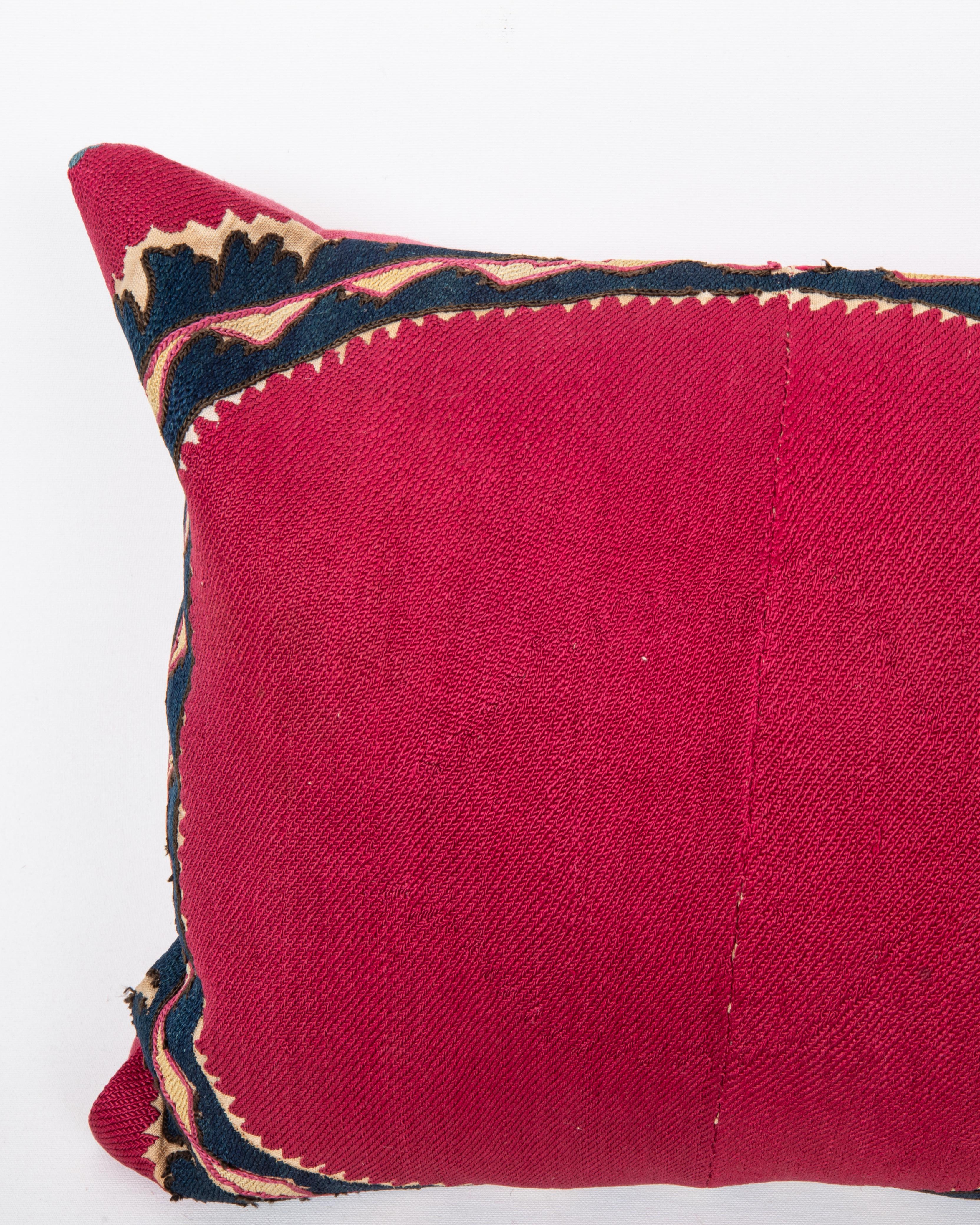 Kissenbezug aus einem antiken Suzani aus Taschkent, Usbekistan (Bestickt) im Angebot