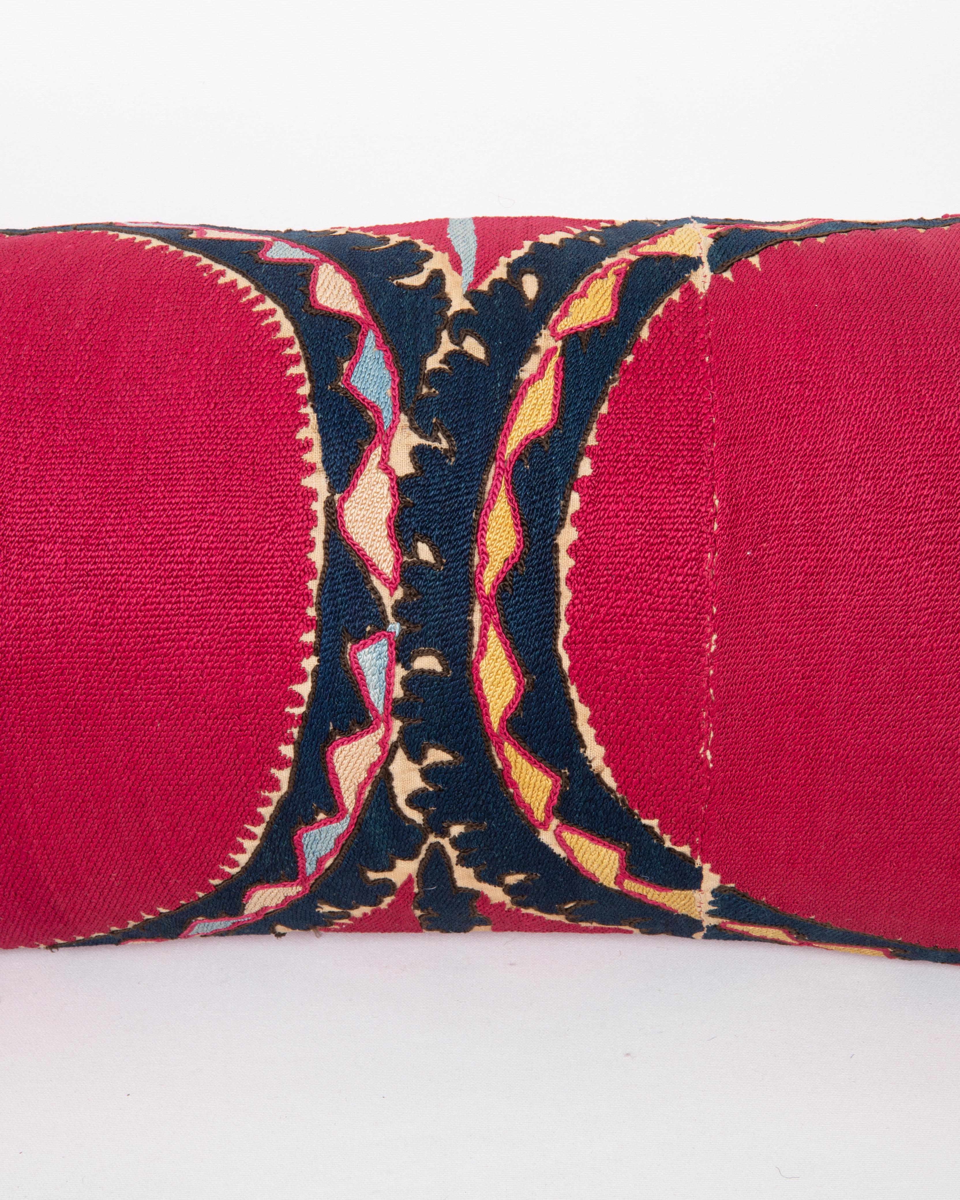 Kissenbezug aus einem antiken Suzani aus Taschkent, Usbekistan (Bestickt) im Angebot