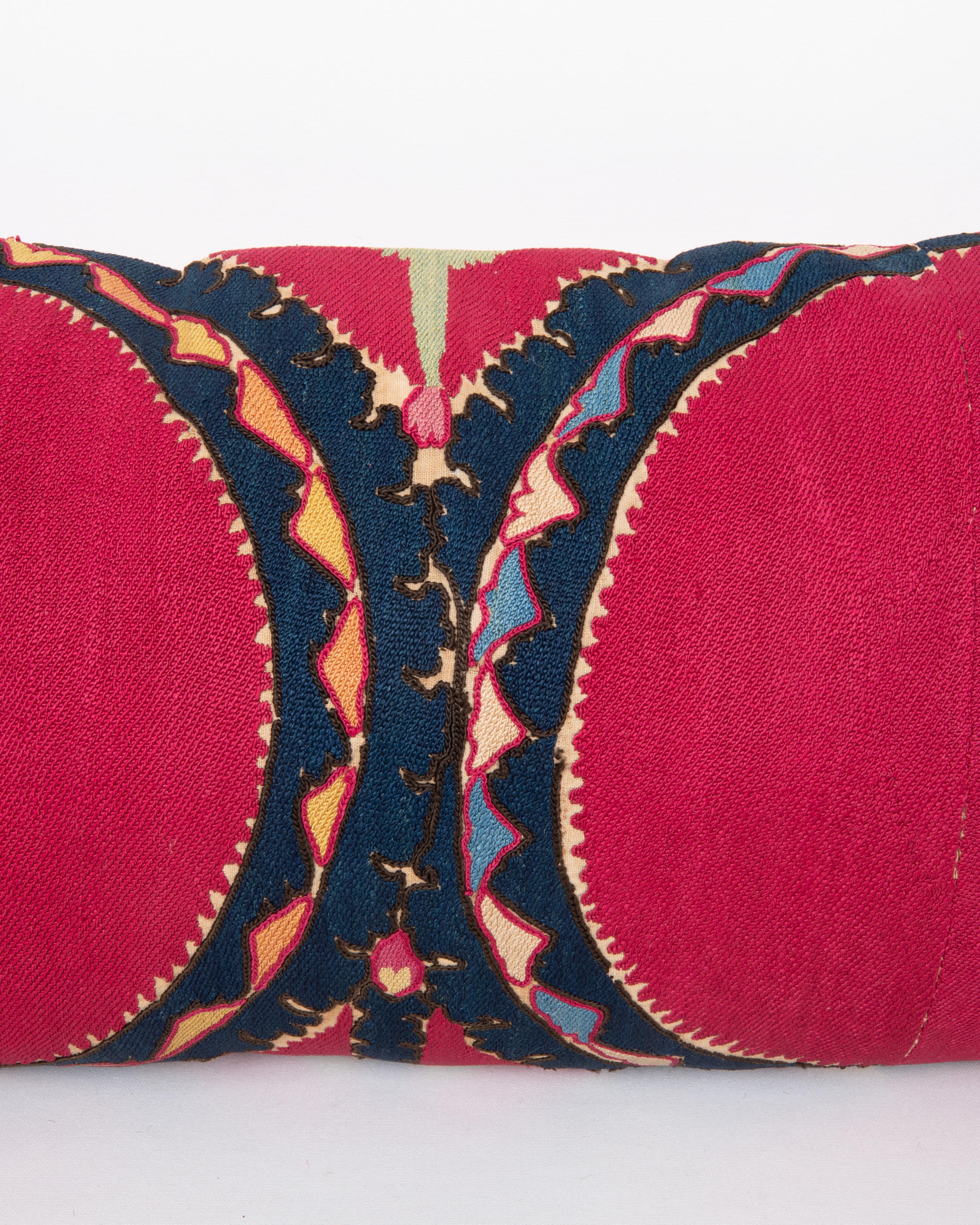 Kissenbezug aus einem antiken Suzani aus Taschkent, Usbekistan (Bestickt) im Angebot