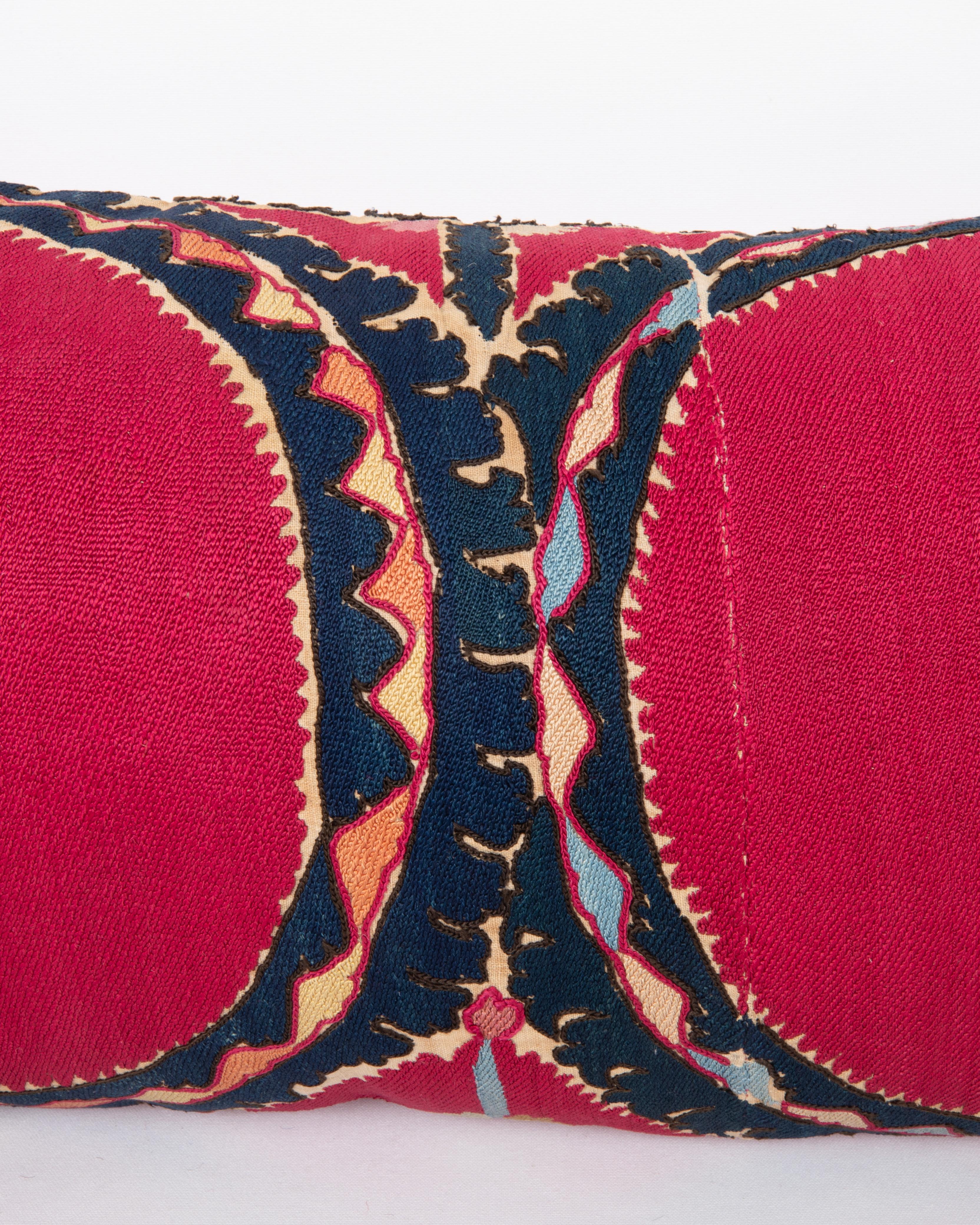 Kissenbezug aus einem antiken Suzani aus Taschkent, Usbekistan (Bestickt) im Angebot