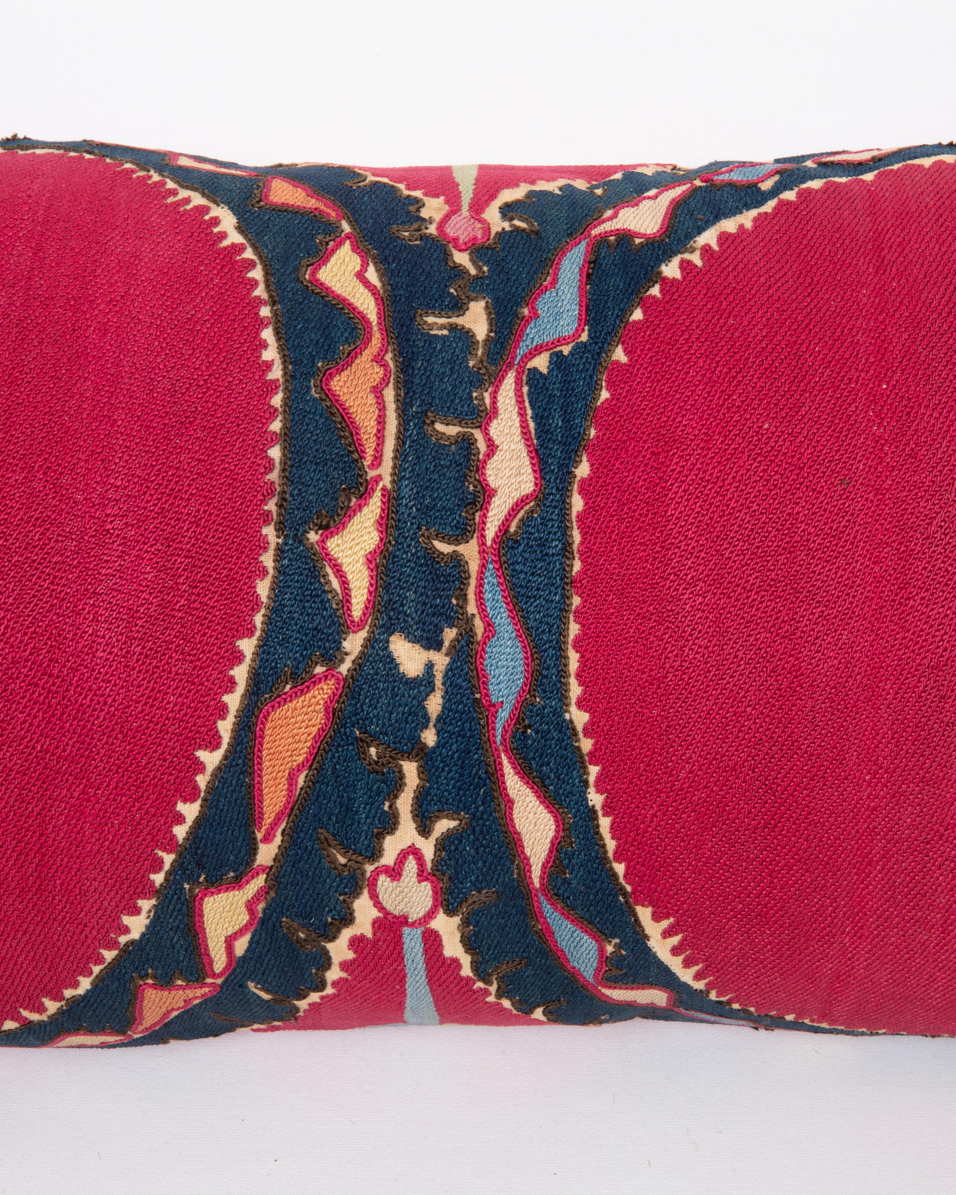 Kissenbezug aus einem antiken Suzani aus Taschkent, Usbekistan (Bestickt) im Angebot