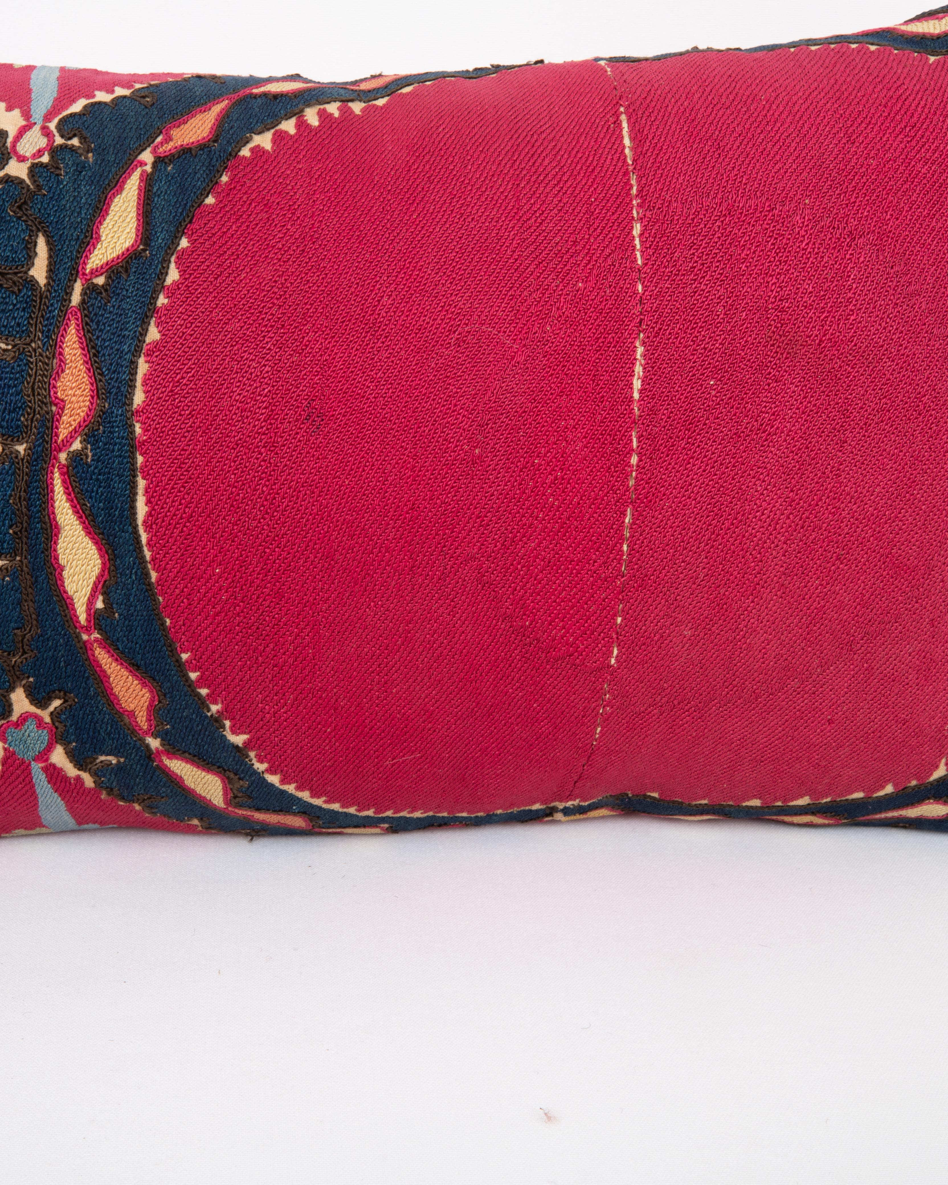 Kissenbezug aus einem antiken Suzani aus Taschkent, Usbekistan (Bestickt) im Angebot