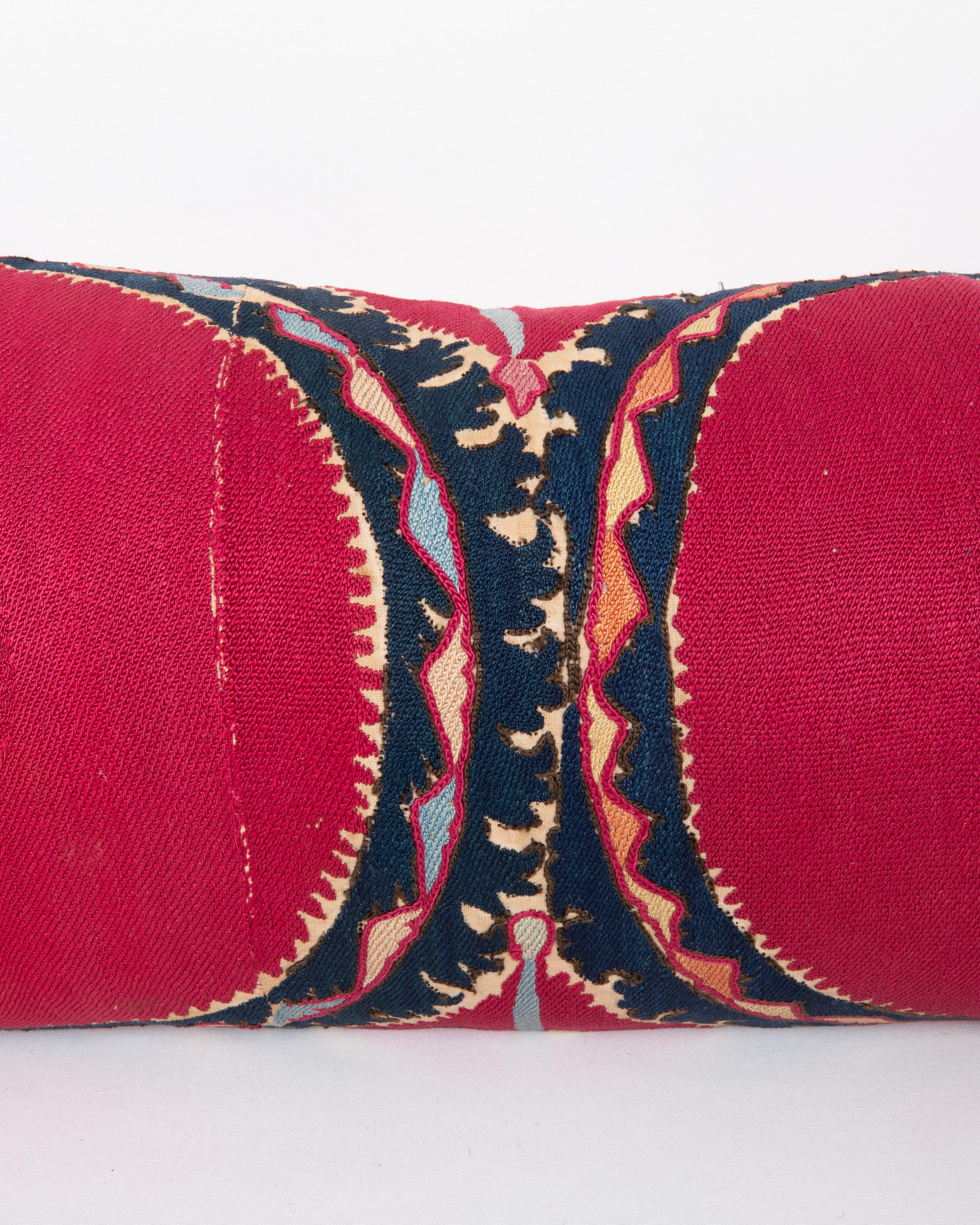 Kissenbezug aus einem antiken Suzani aus Taschkent, Usbekistan (Bestickt) im Angebot