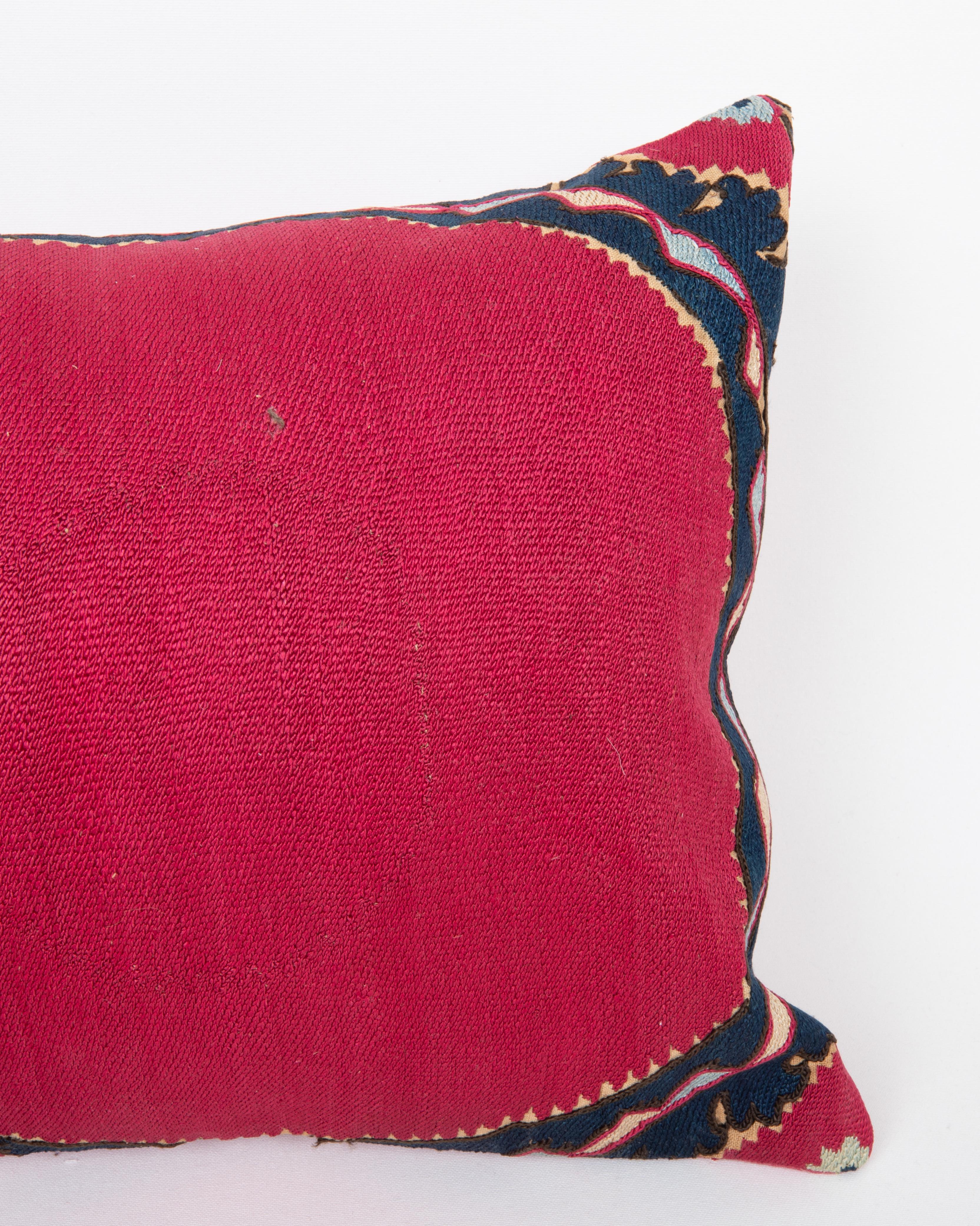 Kissenbezug aus einem antiken Suzani aus Taschkent, Usbekistan im Zustand „Relativ gut“ im Angebot in Istanbul, TR