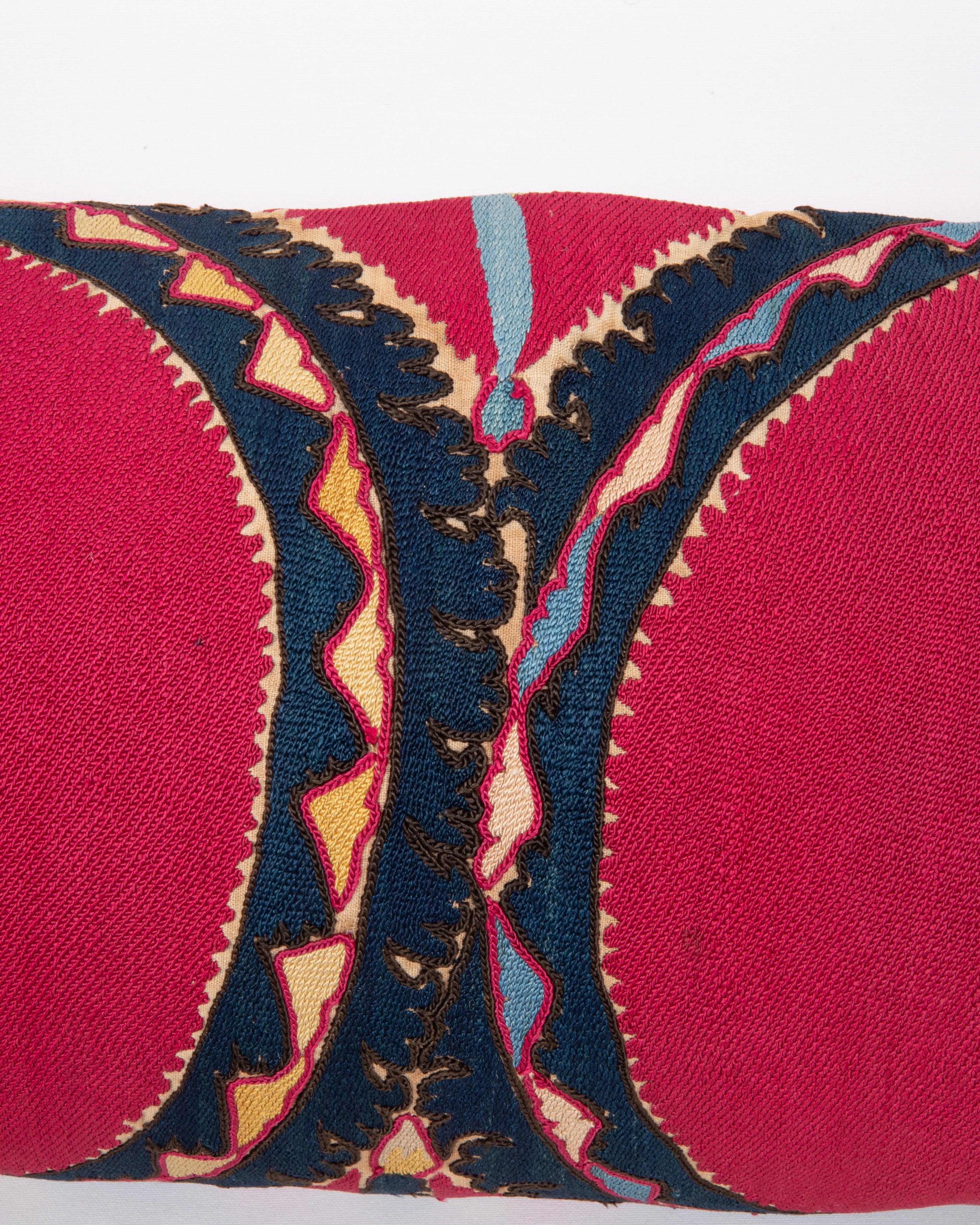 Kissenbezug aus einem antiken Suzani aus Taschkent, Usbekistan im Zustand „Relativ gut“ im Angebot in Istanbul, TR