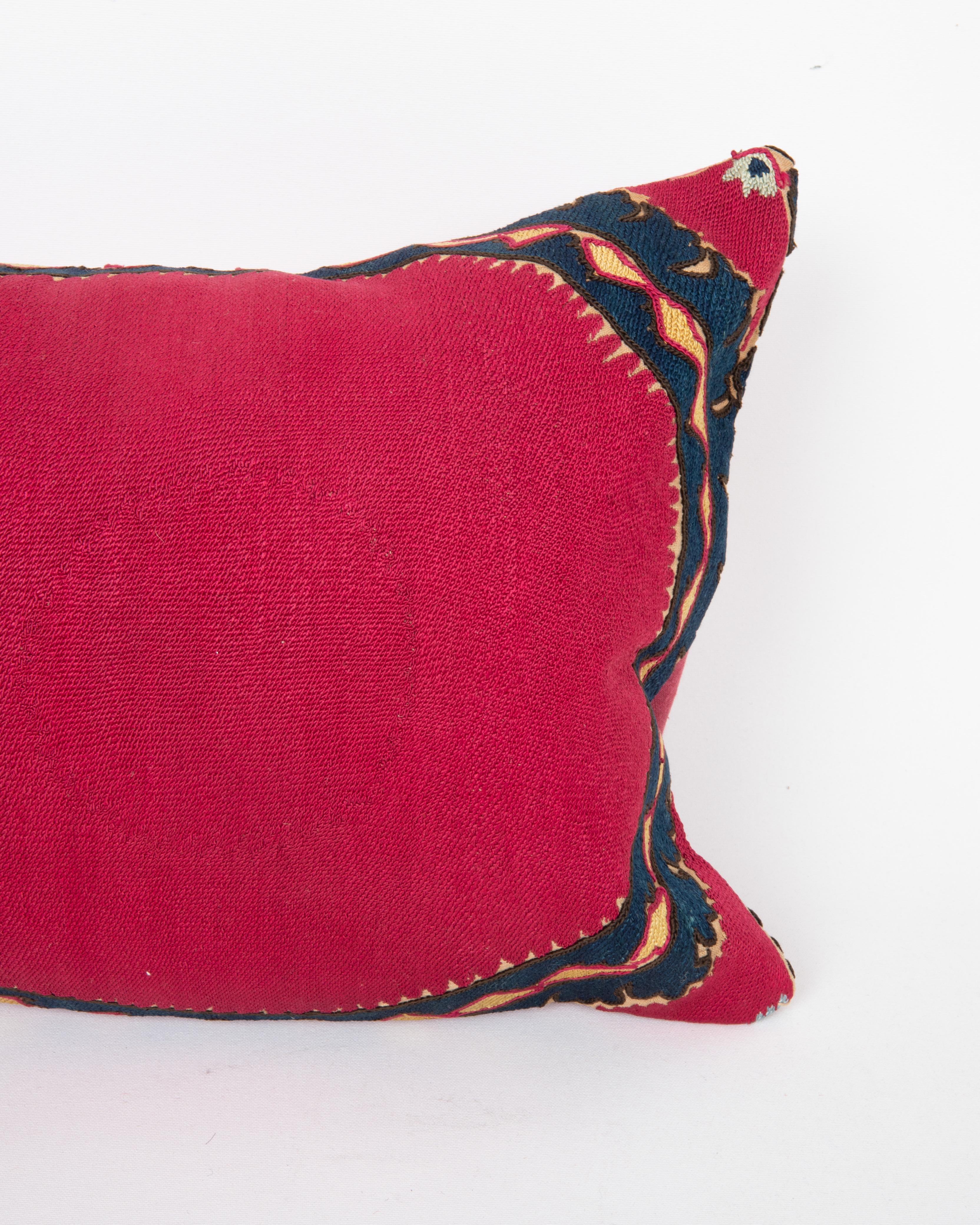 Kissenbezug aus einem antiken Suzani aus Taschkent, Usbekistan im Zustand „Relativ gut“ im Angebot in Istanbul, TR
