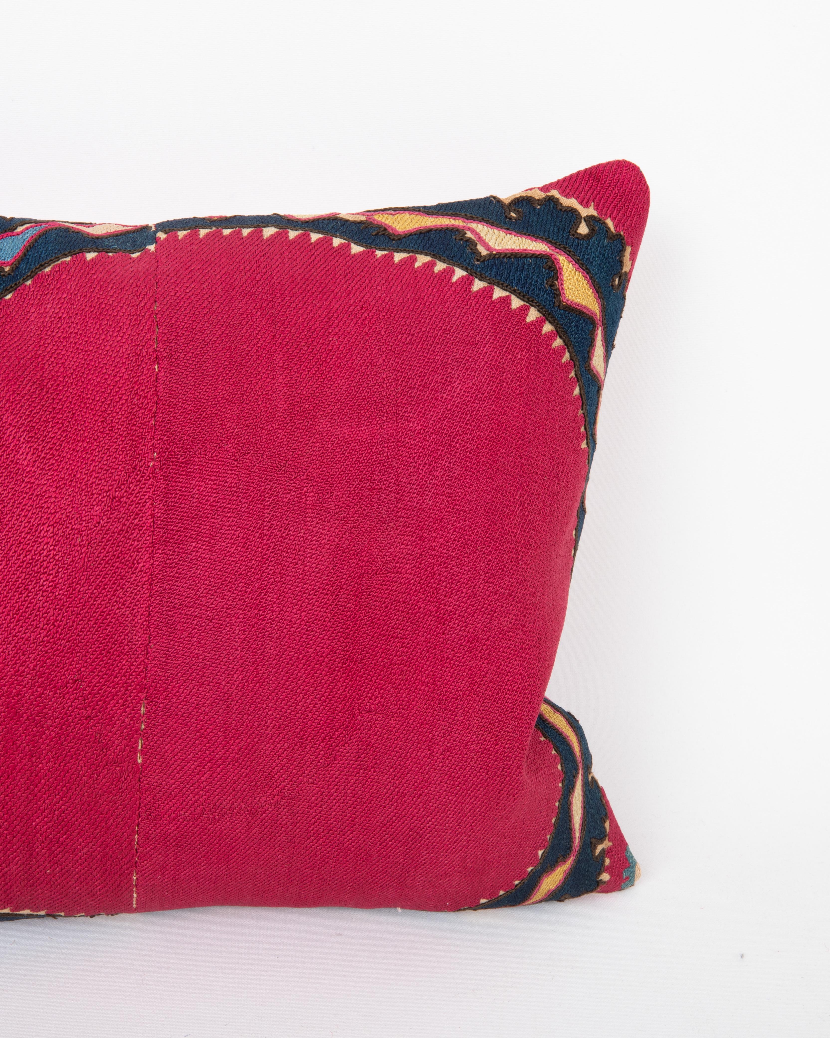 Kissenbezug aus einem antiken Suzani aus Taschkent, Usbekistan im Zustand „Relativ gut“ im Angebot in Istanbul, TR