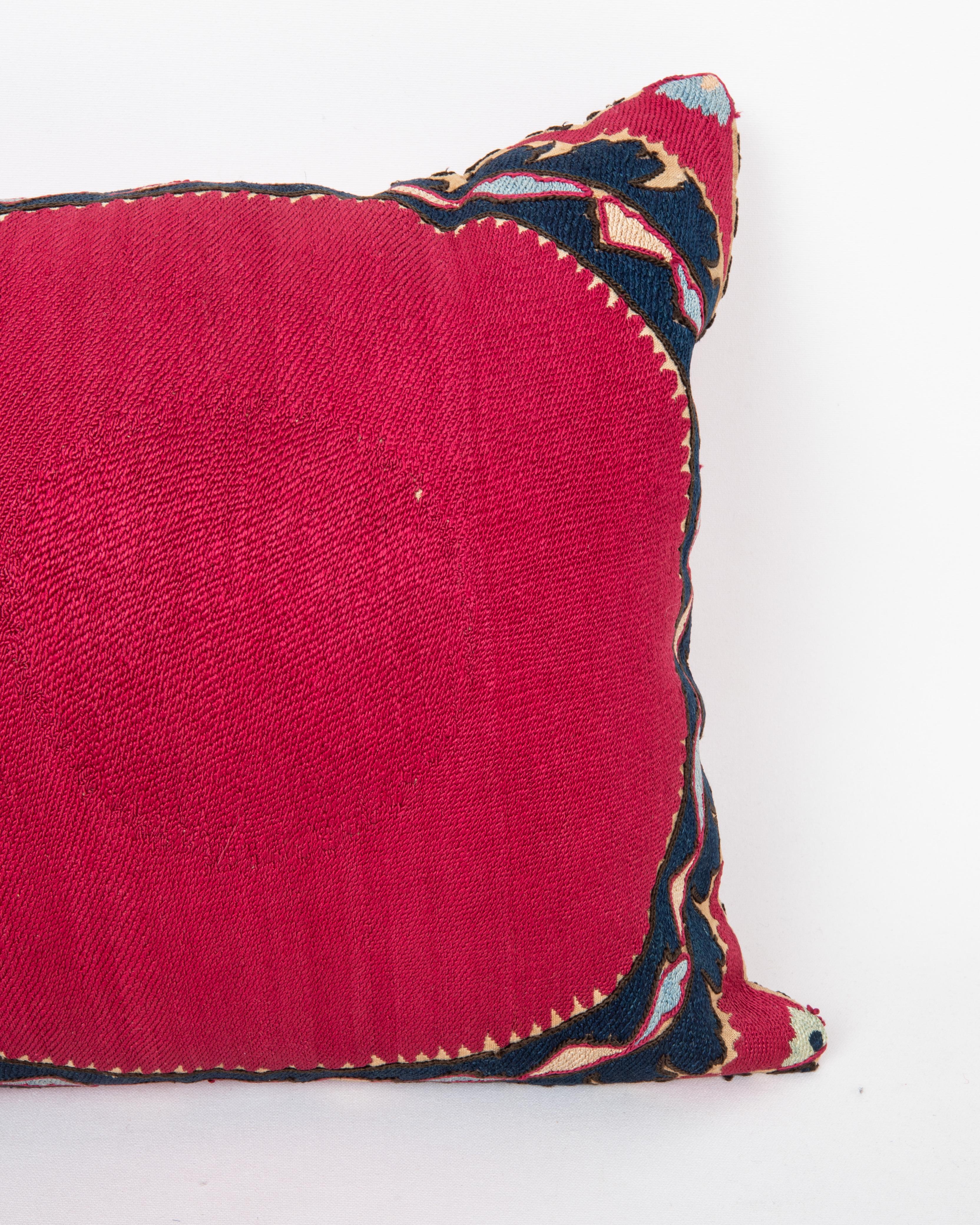 Kissenbezug aus einem antiken Suzani aus Taschkent, Usbekistan im Zustand „Relativ gut“ im Angebot in Istanbul, TR