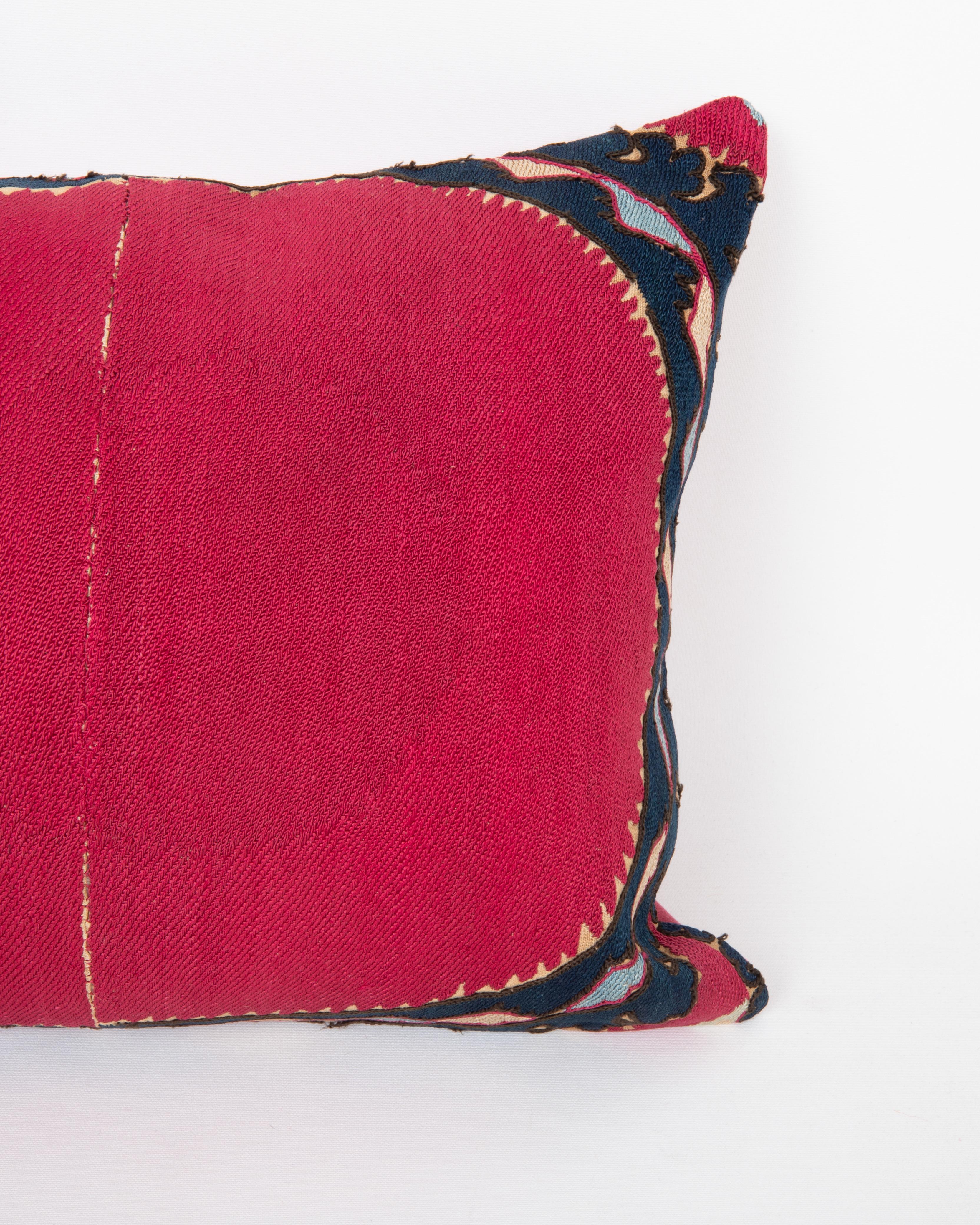 Kissenbezug aus einem antiken Suzani aus Taschkent, Usbekistan im Zustand „Relativ gut“ im Angebot in Istanbul, TR
