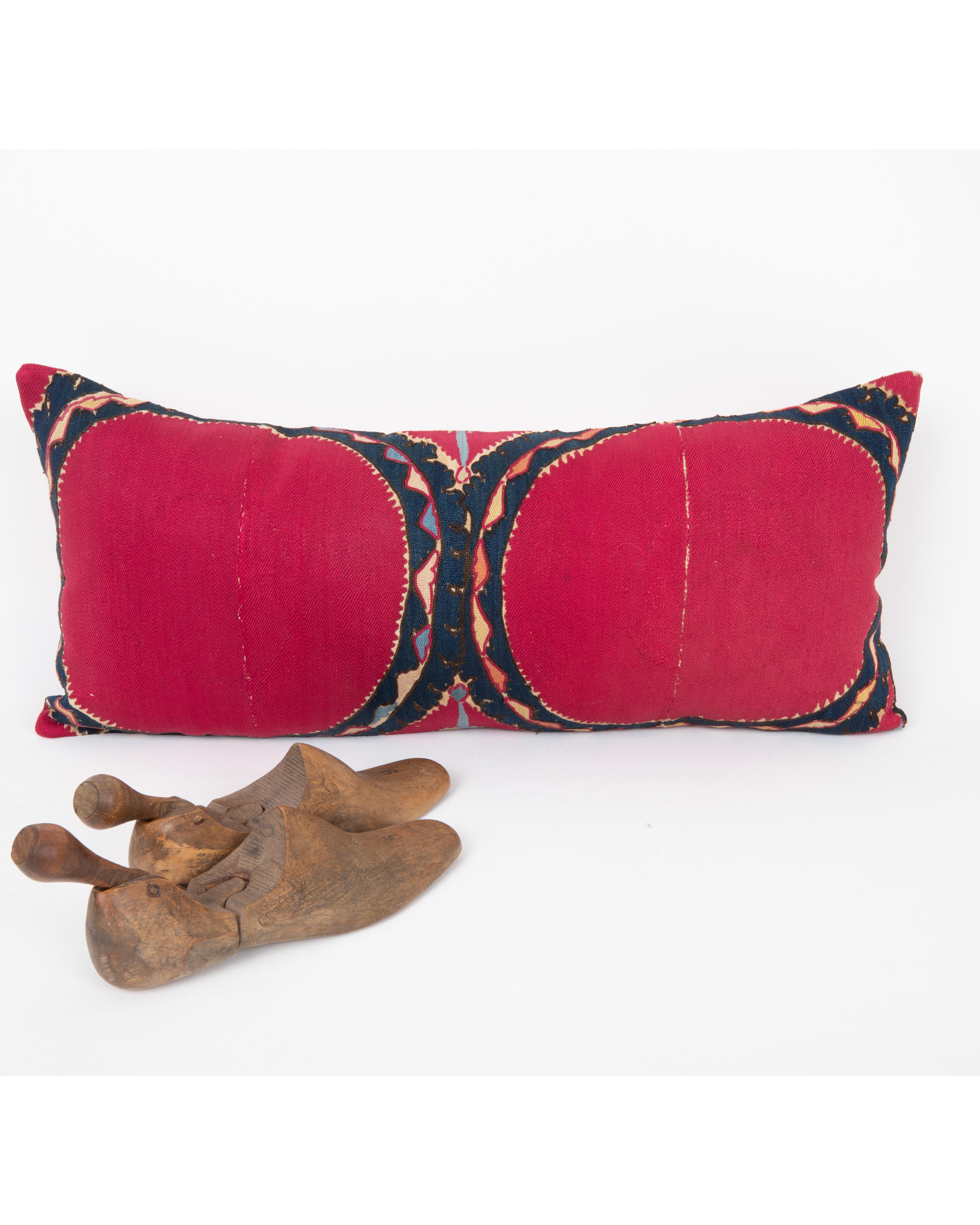 Kissenbezug aus einem antiken Suzani aus Taschkent, Usbekistan im Zustand „Relativ gut“ im Angebot in Istanbul, TR