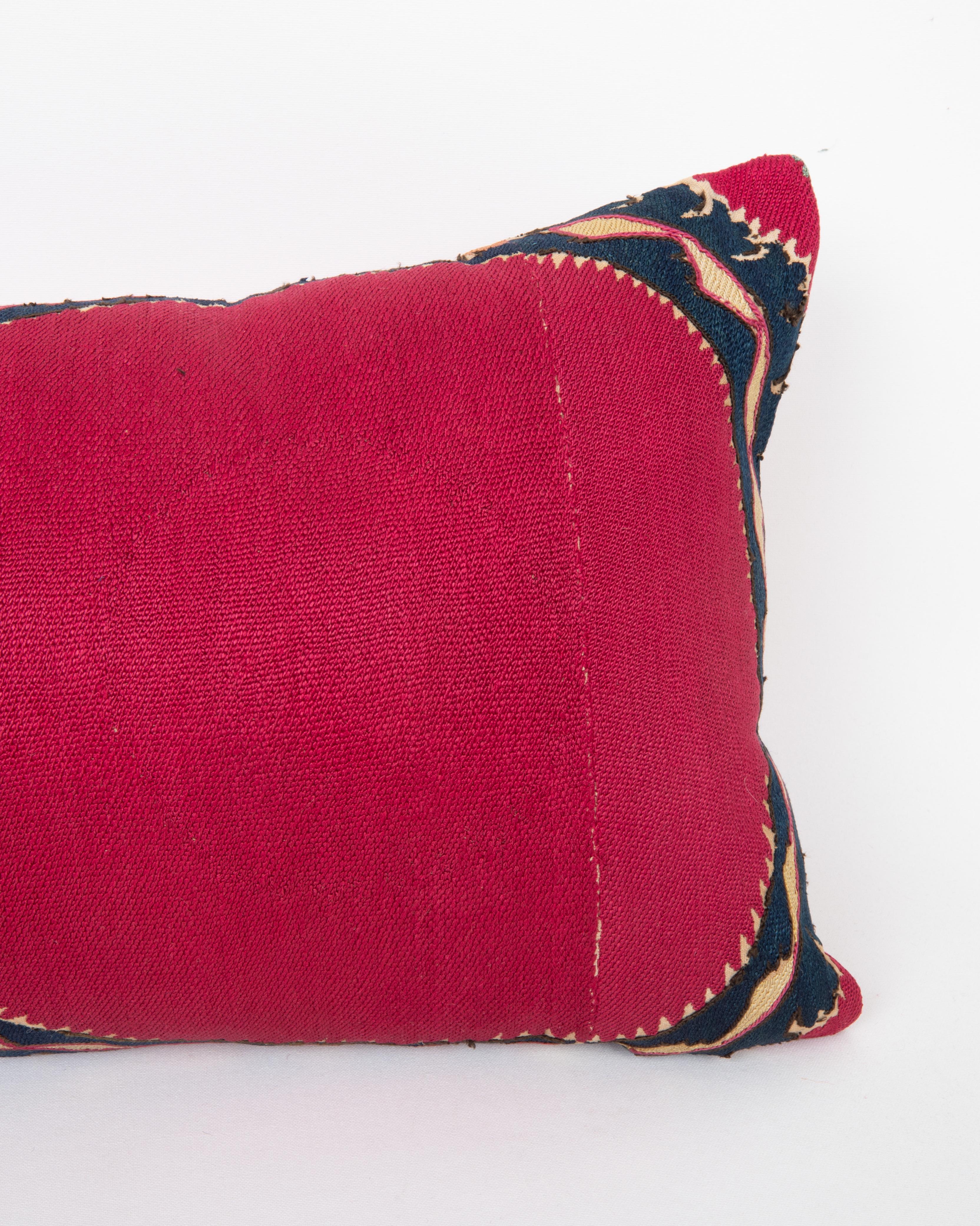 Kissenbezug aus einem antiken Suzani aus Taschkent, Usbekistan im Zustand „Relativ gut“ im Angebot in Istanbul, TR