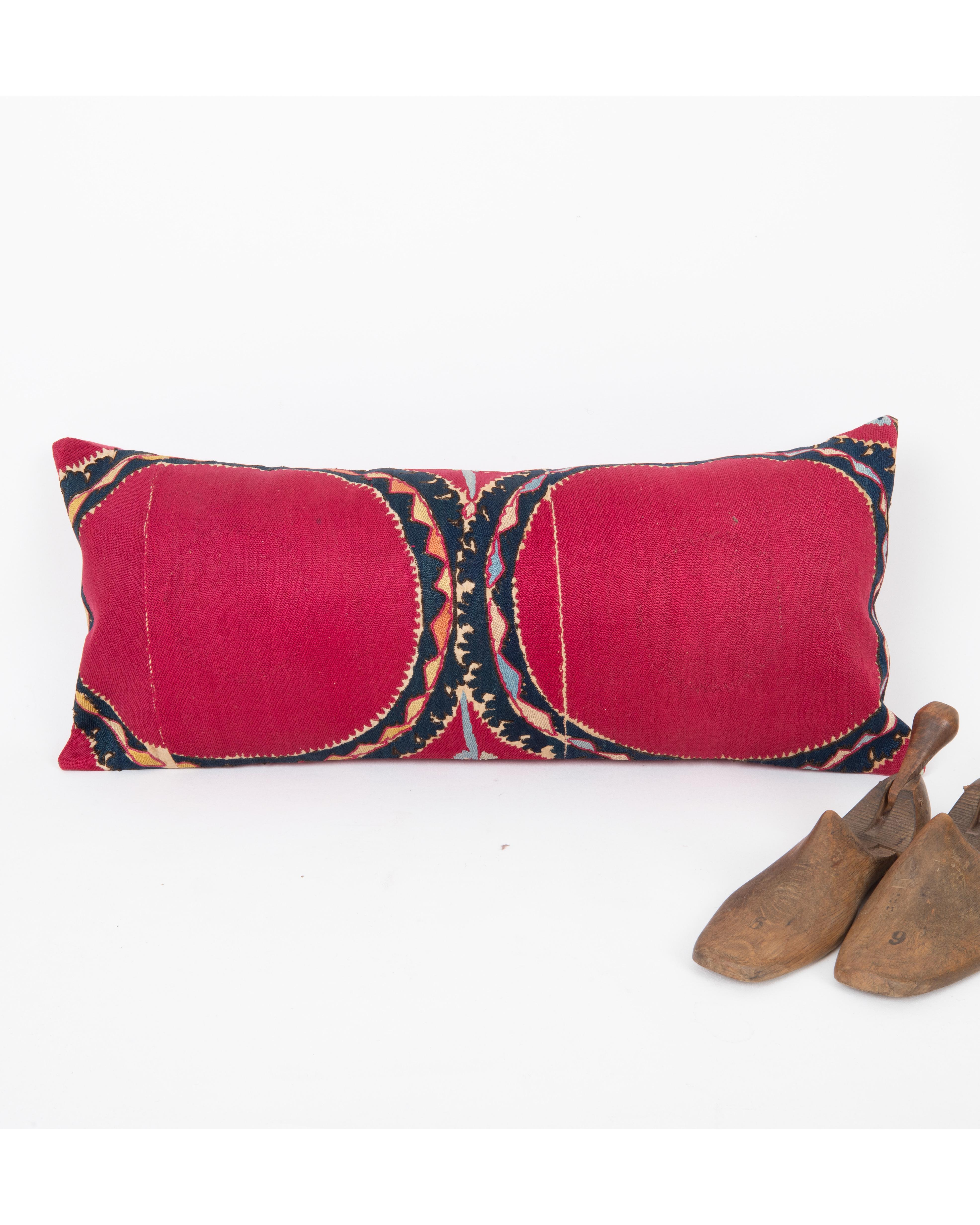 Kissenbezug aus einem antiken Suzani aus Taschkent, Usbekistan (19. Jahrhundert) im Angebot