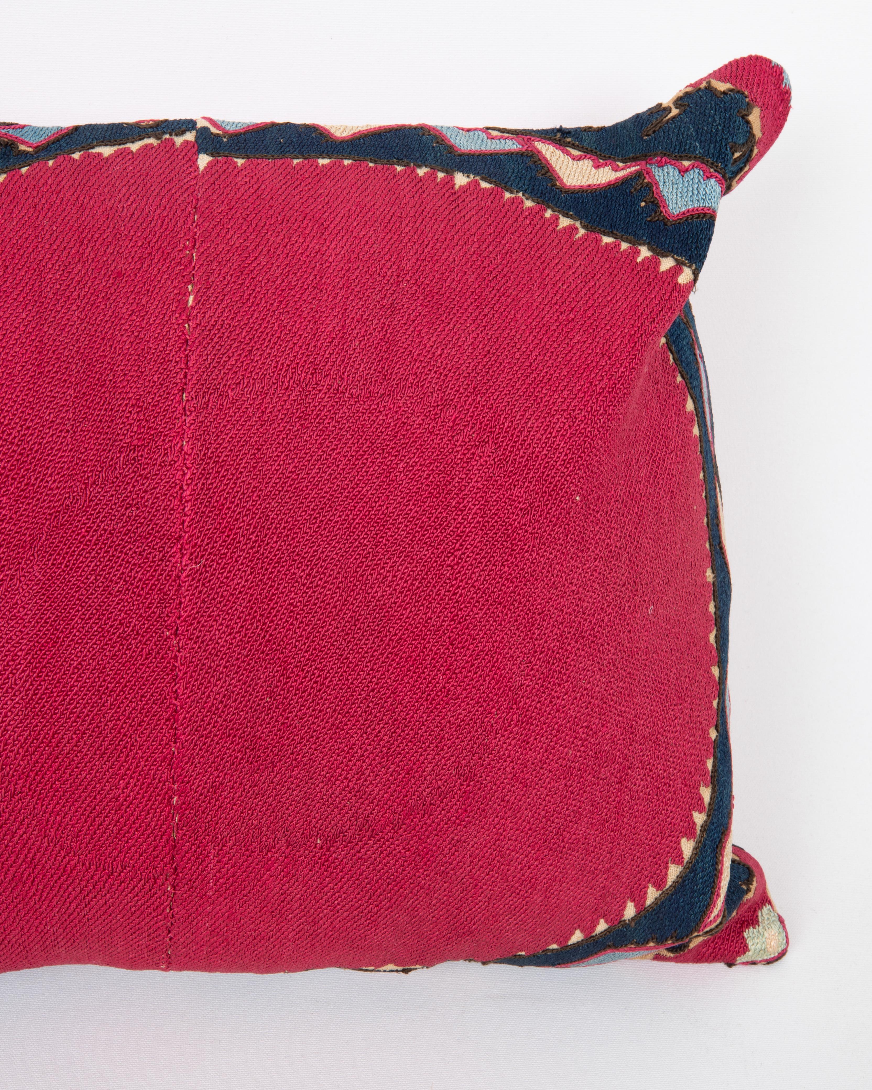 Kissenbezug aus einem antiken Suzani aus Taschkent, Usbekistan (19. Jahrhundert) im Angebot