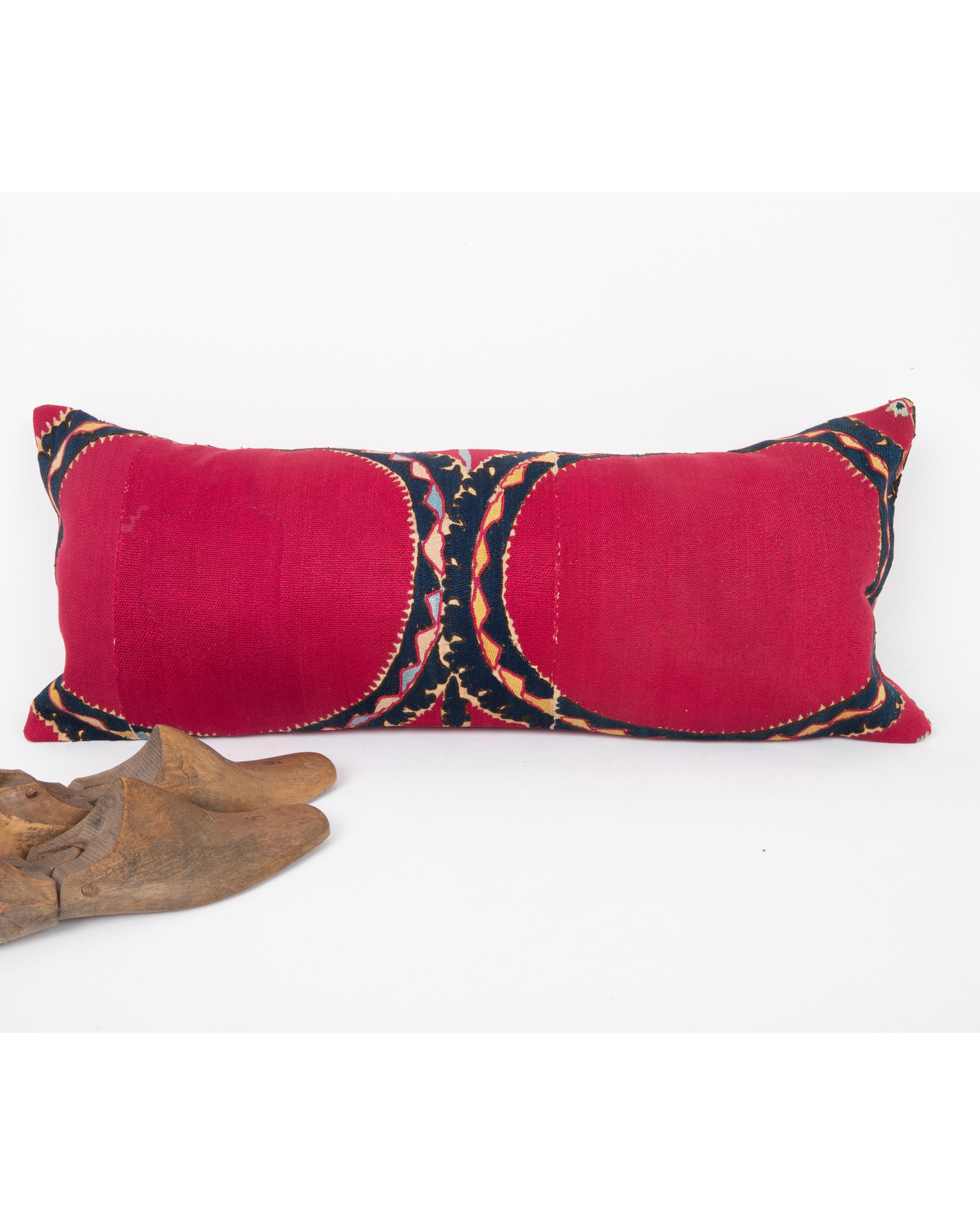 Kissenbezug aus einem antiken Suzani aus Taschkent, Usbekistan (19. Jahrhundert) im Angebot