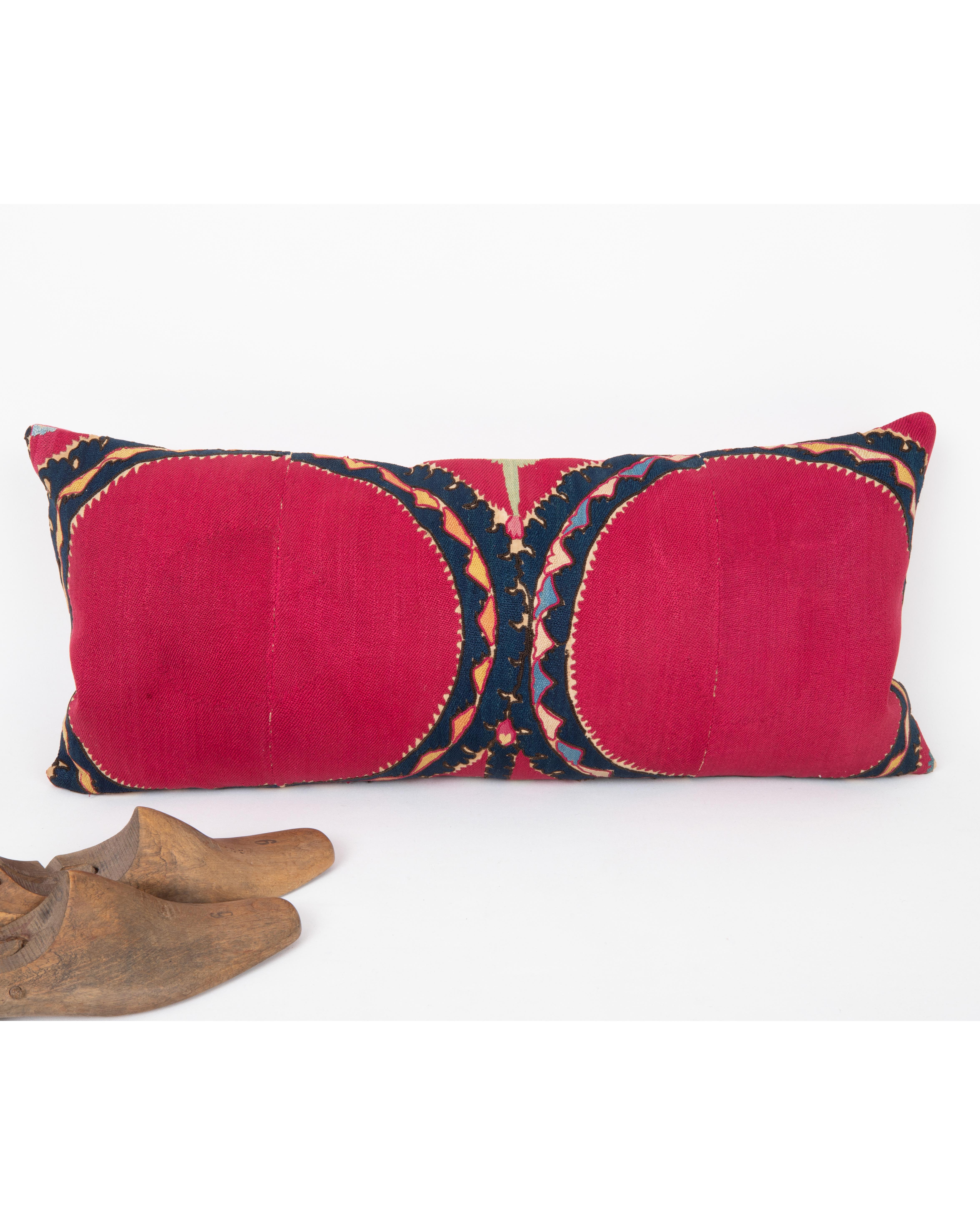 Kissenbezug aus einem antiken Suzani aus Taschkent, Usbekistan (19. Jahrhundert) im Angebot