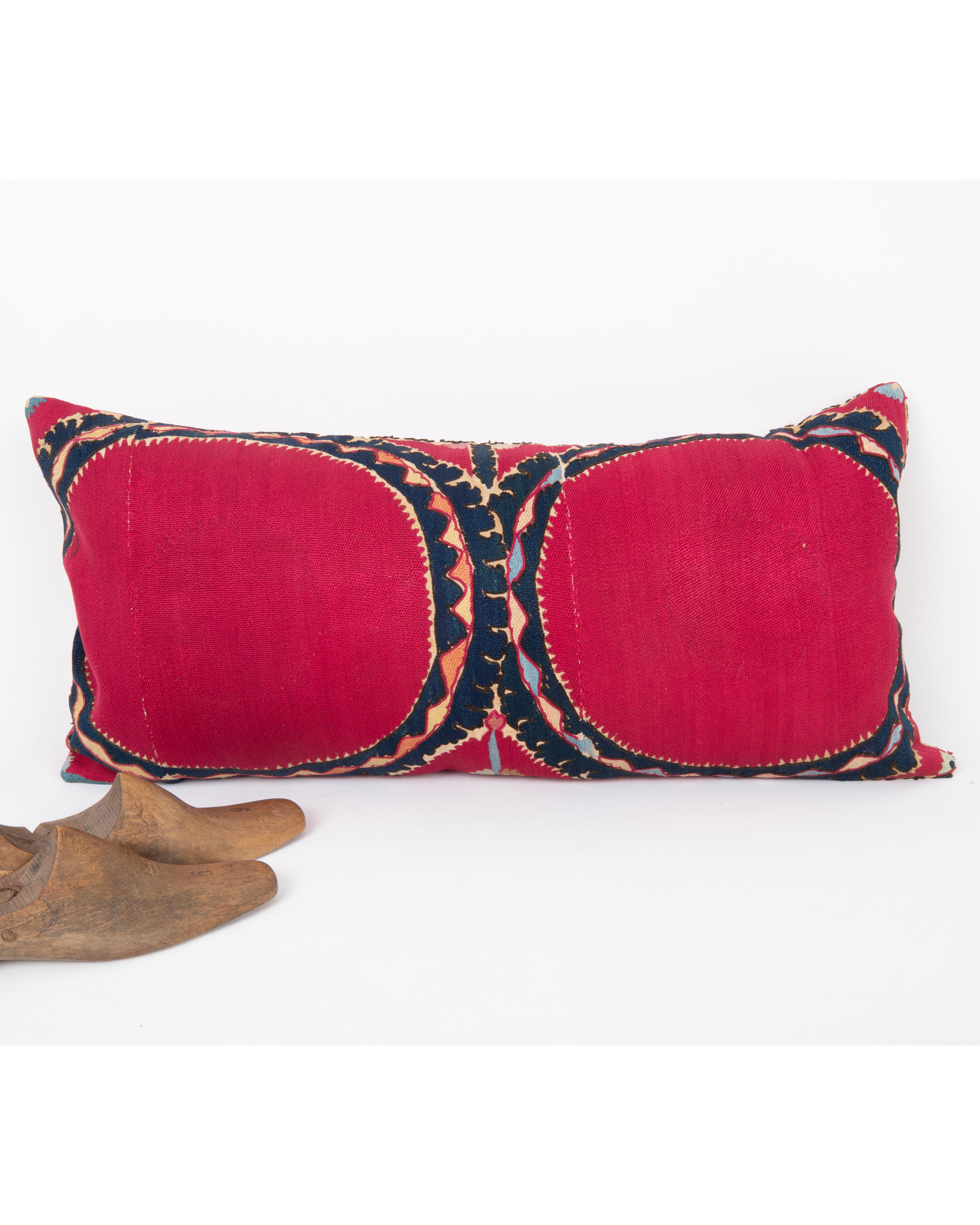 Kissenbezug aus einem antiken Suzani aus Taschkent, Usbekistan (19. Jahrhundert) im Angebot