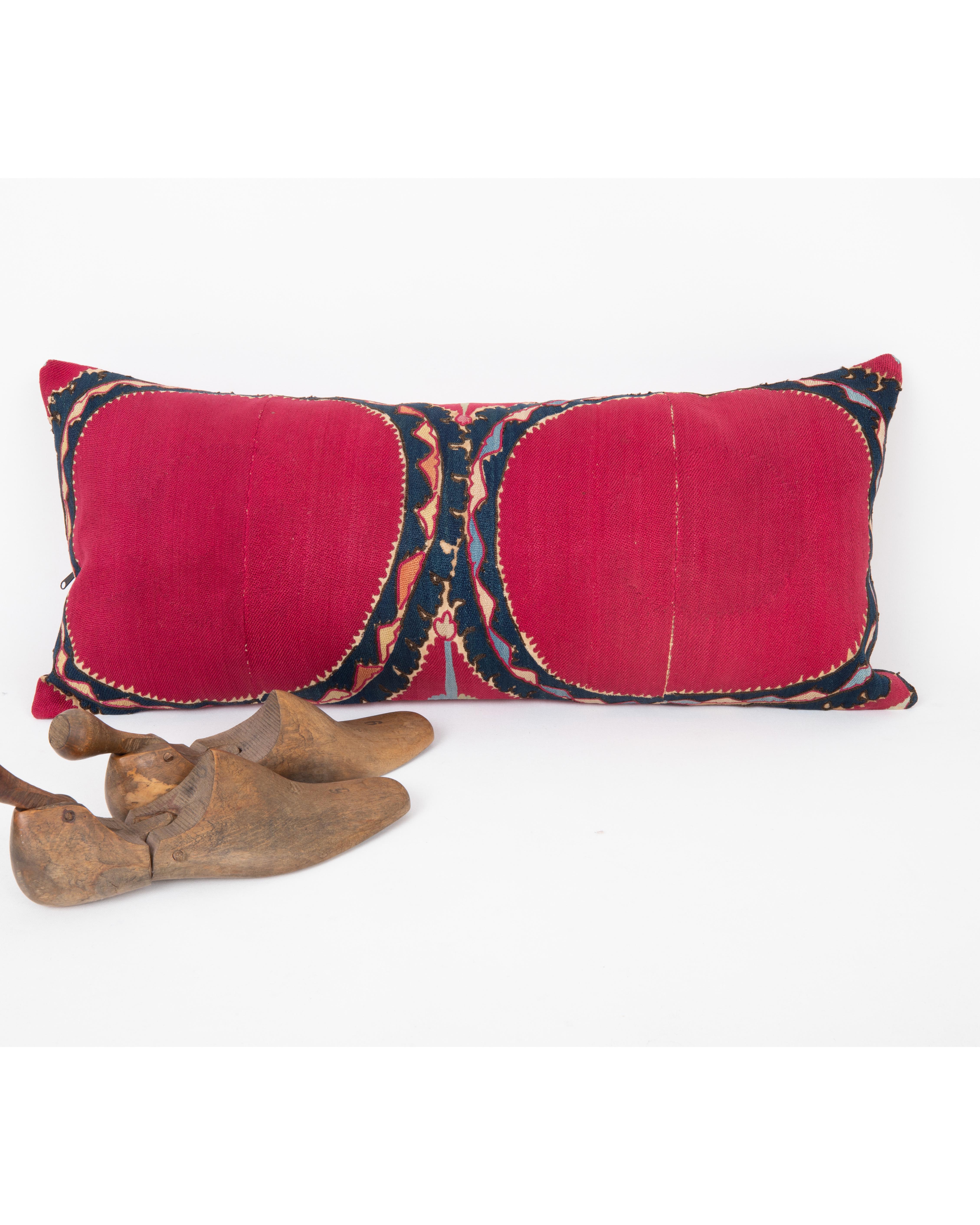 Kissenbezug aus einem antiken Suzani aus Taschkent, Usbekistan (19. Jahrhundert) im Angebot