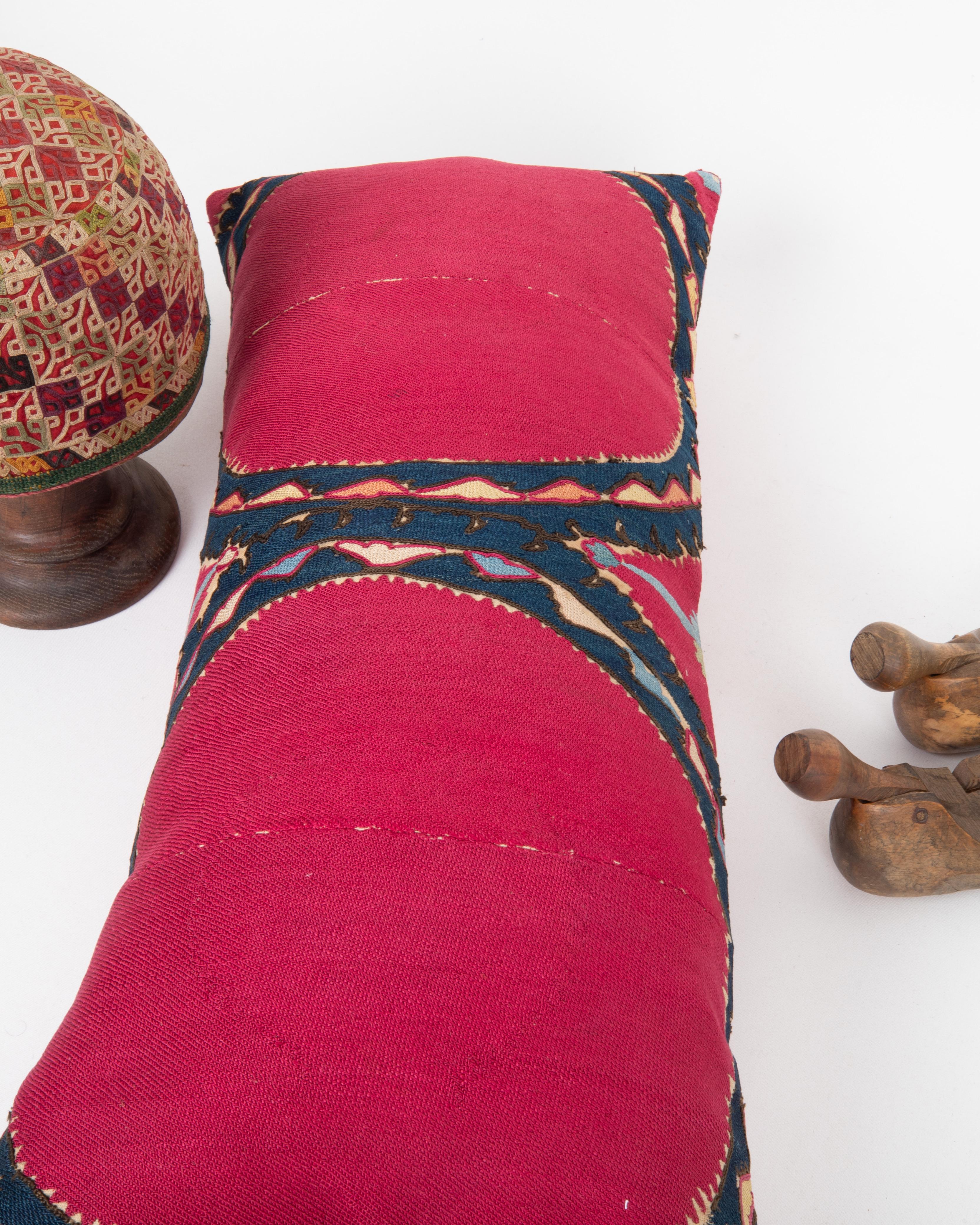 Kissenbezug aus einem antiken Suzani aus Taschkent, Usbekistan (19. Jahrhundert) im Angebot