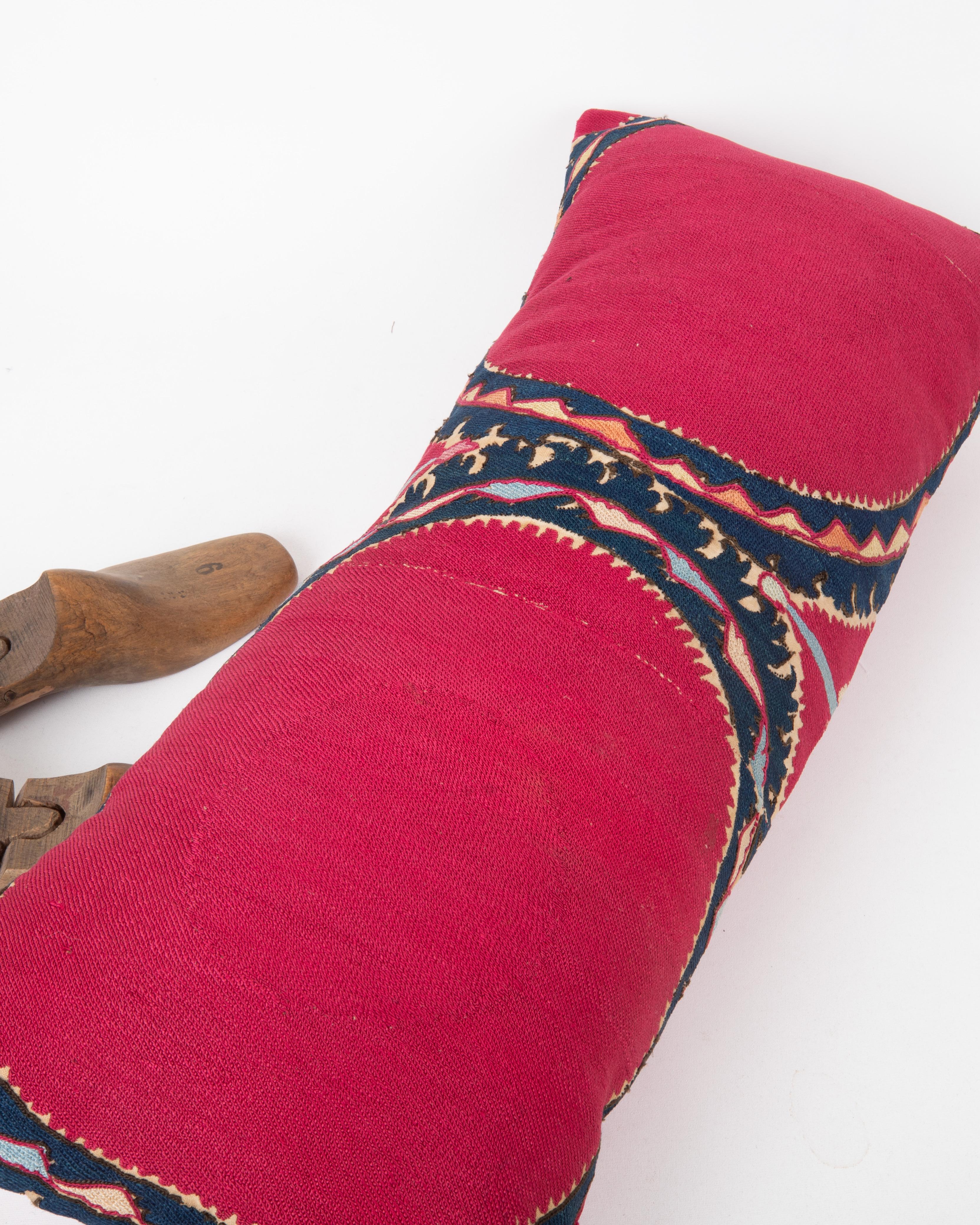 Kissenbezug aus einem antiken Suzani aus Taschkent, Usbekistan (19. Jahrhundert) im Angebot