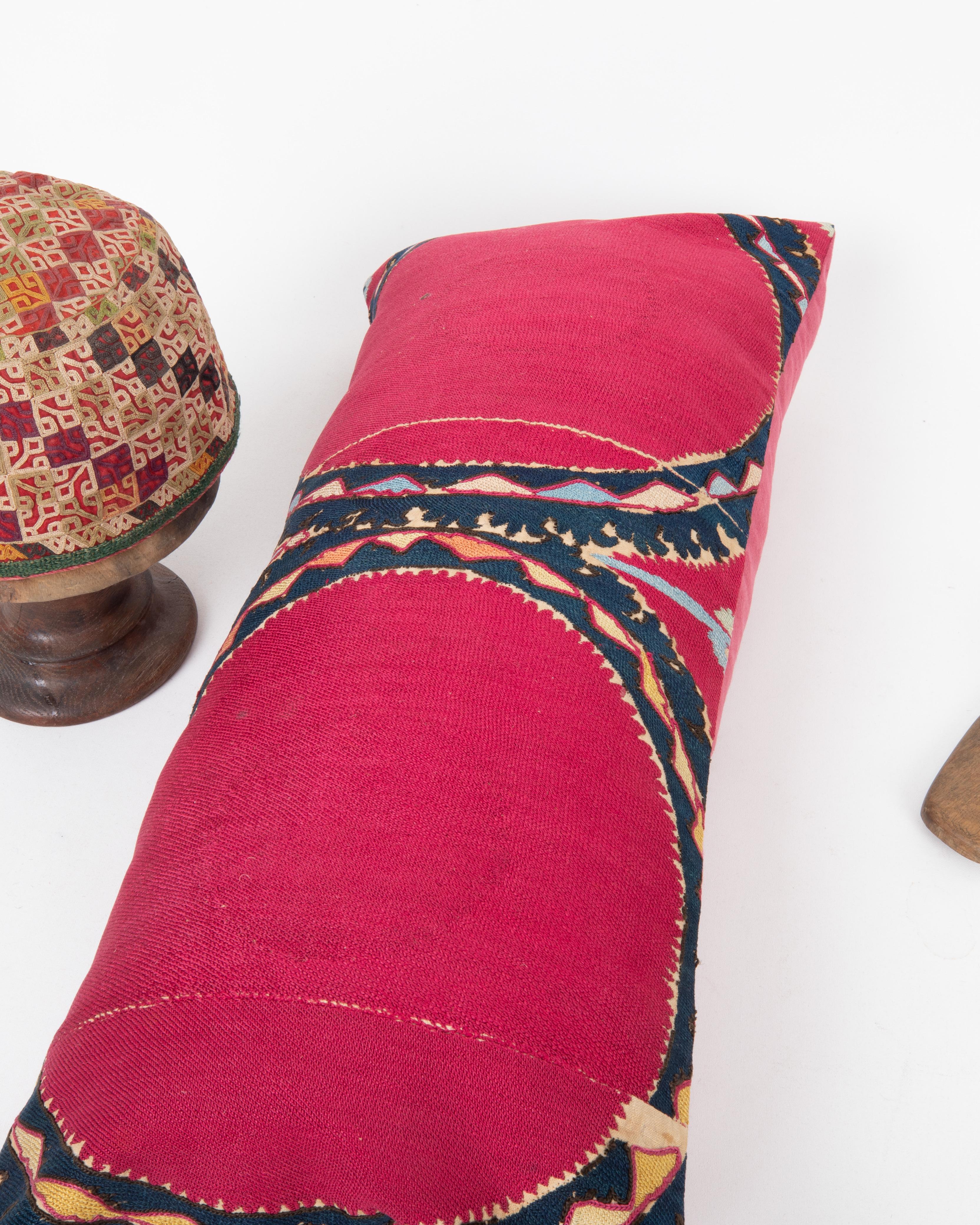 Kissenbezug aus einem antiken Suzani aus Taschkent, Usbekistan (Seide) im Angebot