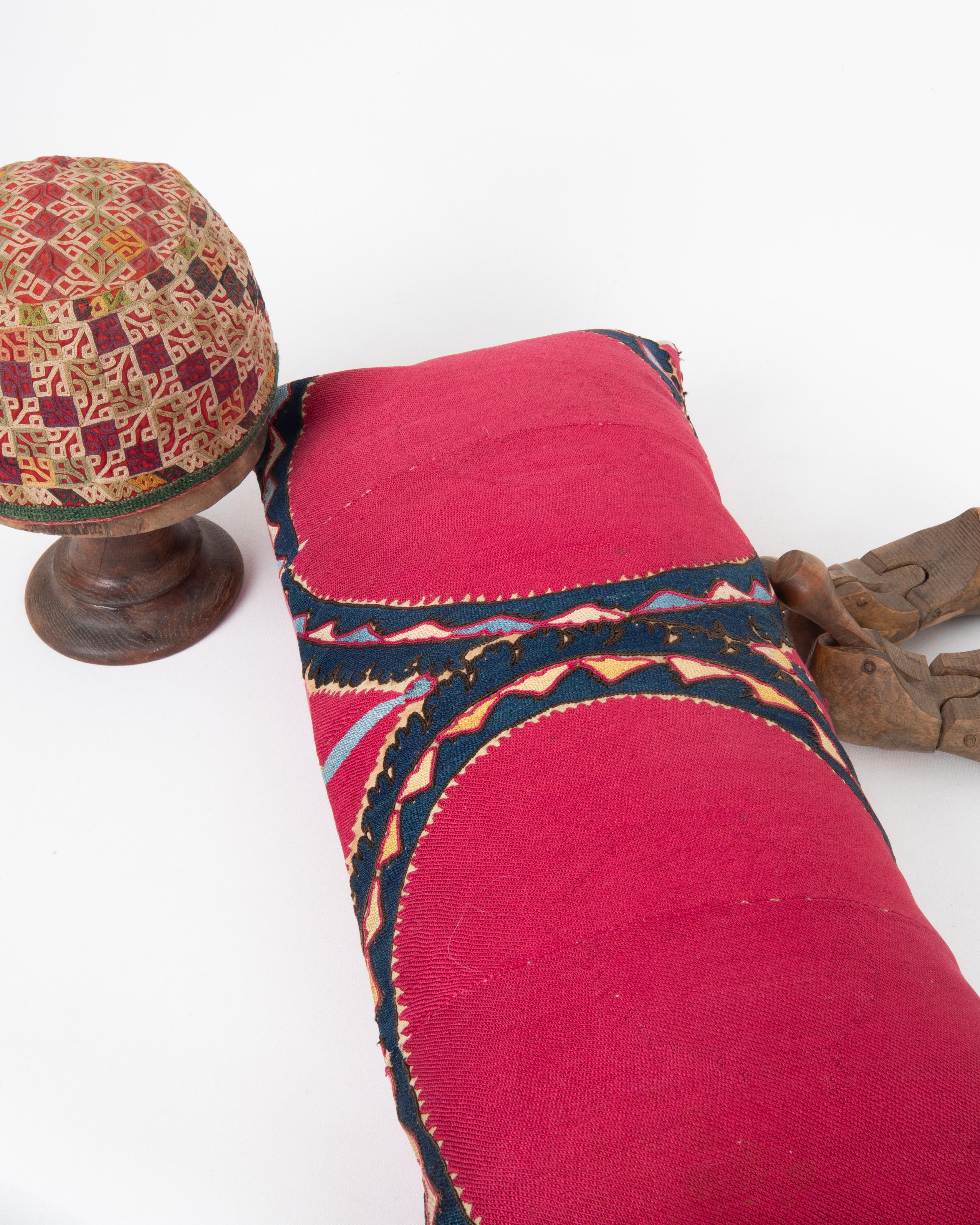 Kissenbezug aus einem antiken Suzani aus Taschkent, Usbekistan (Seide) im Angebot