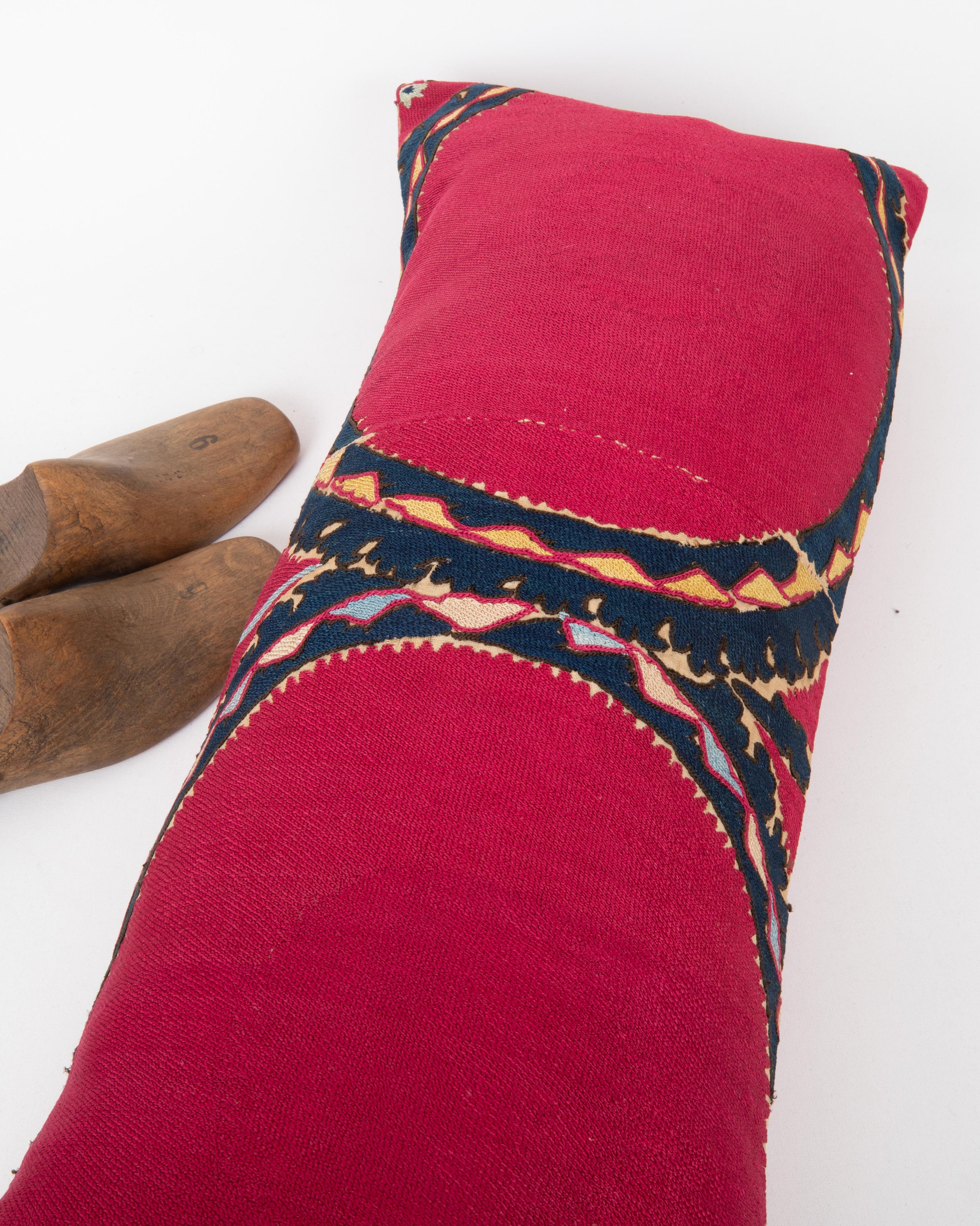 Kissenbezug aus einem antiken Suzani aus Taschkent, Usbekistan (Seide) im Angebot