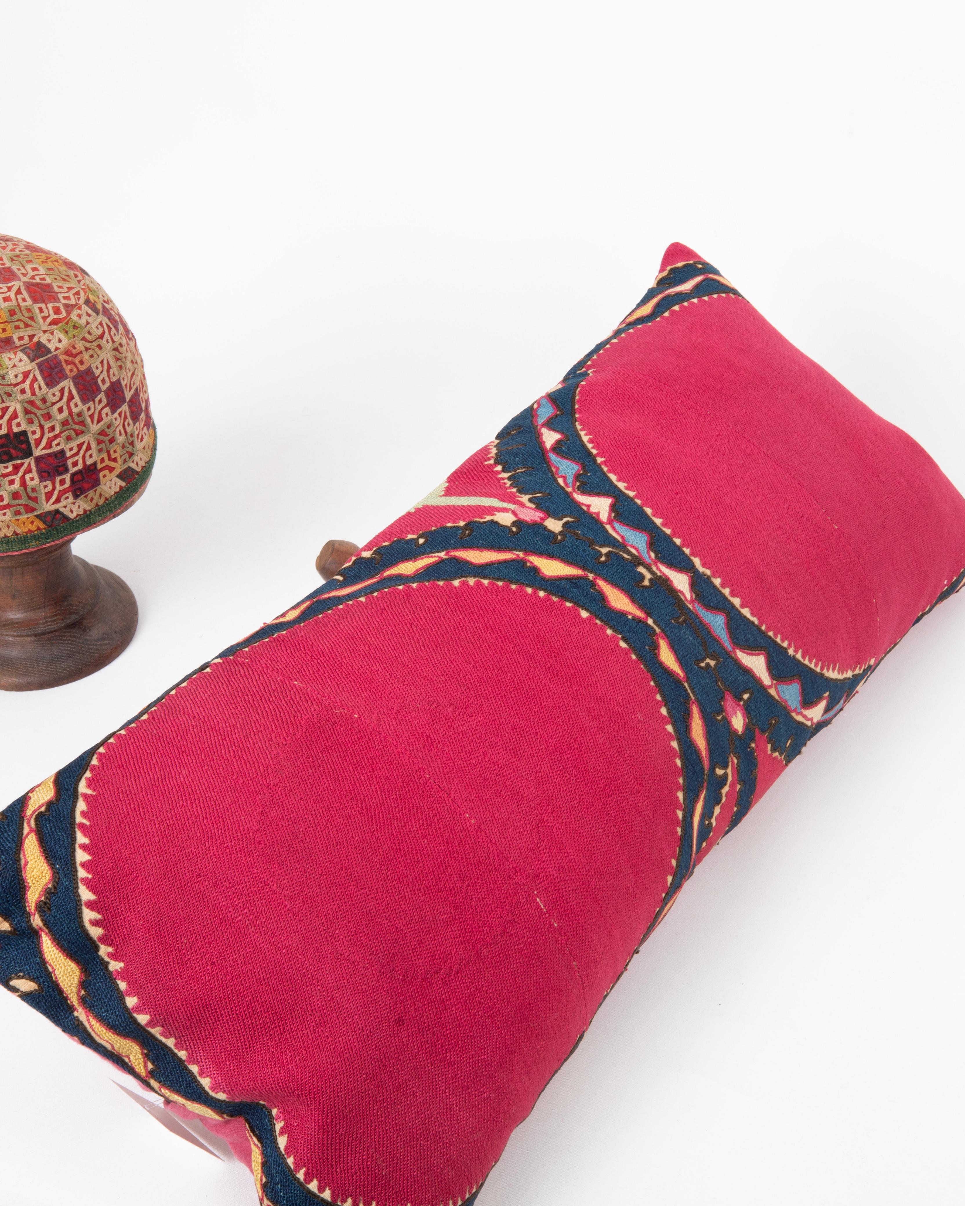 Kissenbezug aus einem antiken Suzani aus Taschkent, Usbekistan (Seide) im Angebot